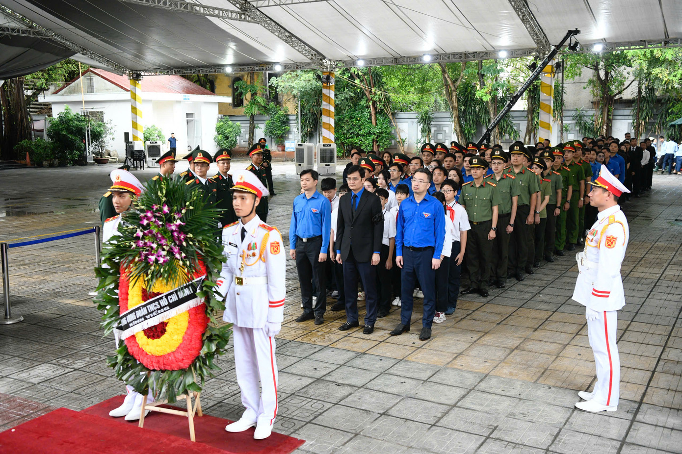 Sáng 24/5, Đoàn đại biểu Ban Chấp hành Trung ương Đoàn TNCS Hồ Chí Minh do anh Bùi Quang Huy, Uỷ viên dự khuyết Ban Chấp hành Trung ương Đảng, Bí thư thứ nhất Trung ương Đoàn TNCS Hồ Chí Minh làm trưởng đoàn, đến viếng nguyên Chủ tịch nước Trần Đức Lương.