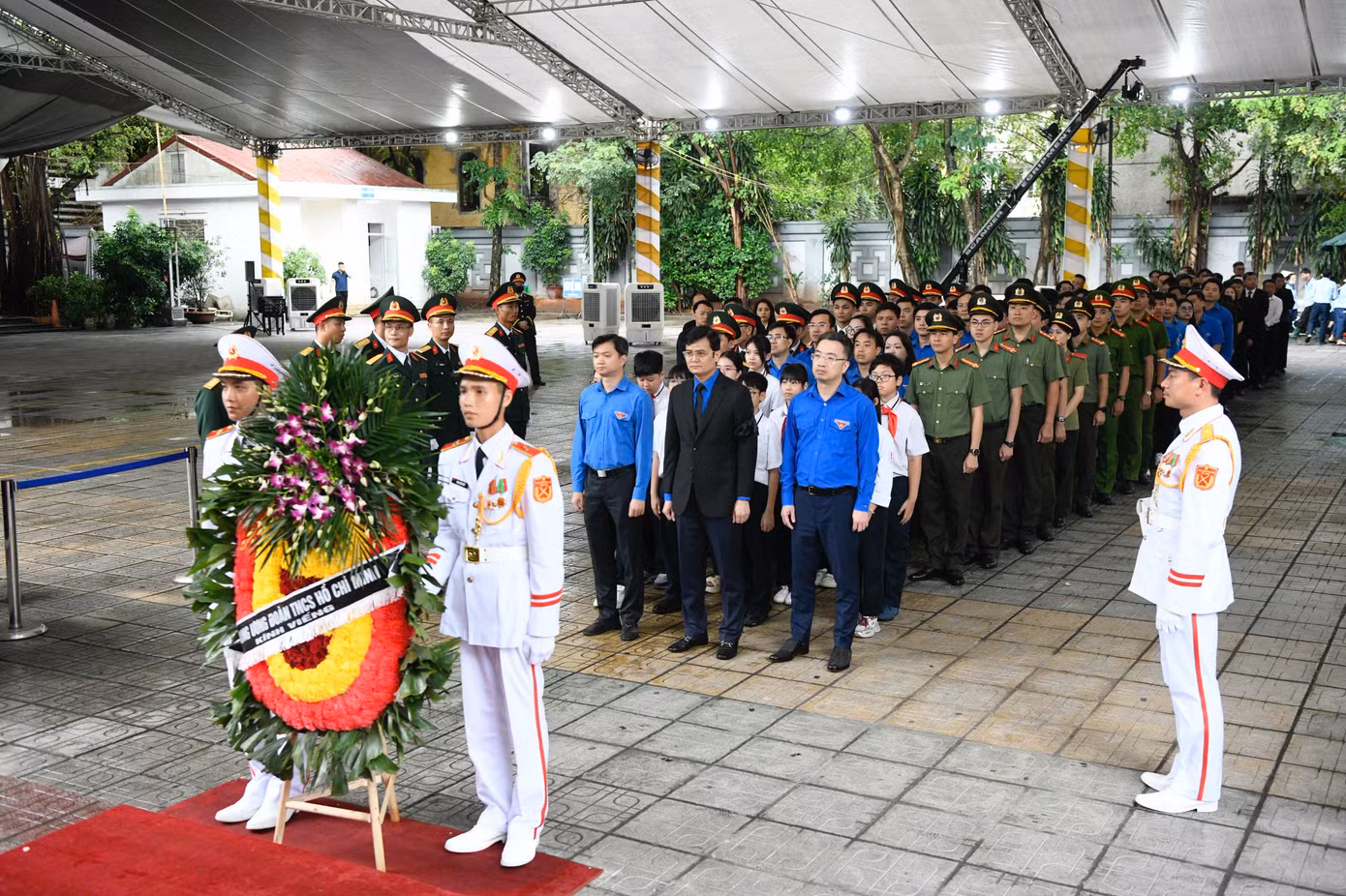 Sáng 24/5, Đoàn đại biểu Ban Chấp hành Trung ương Đoàn TNCS Hồ Chí Minh do anh Bùi Quang Huy, Uỷ viên dự khuyết Ban Chấp hành Trung ương Đảng, Bí thư thứ nhất Trung ương Đoàn TNCS Hồ Chí Minh làm trưởng đoàn, đến viếng nguyên Chủ tịch nước Trần Đức Lương. Sáng 24/5, Đoàn đại biểu Ban Chấp hành Trung ương Đoàn TNCS Hồ Chí Minh do anh Bùi Quang Huy, Uỷ viên dự khuyết Ban Chấp hành Trung ương Đảng, Bí thư thứ nhất Trung ương Đoàn TNCS Hồ Chí Minh làm trưởng đoàn, đến viếng nguyên Chủ tịch nước Trần Đức Lương.