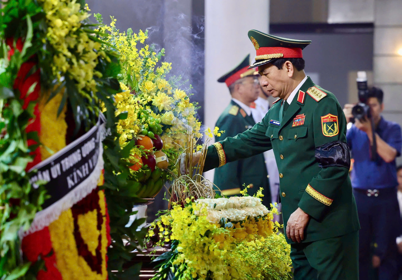 Đoàn Quân uỷ Trung ương – Bộ Quốc phòng do Đại tướng Phan Văn Giang, Phó Bí thư Quân uỷ Trung ương, Bộ trưởng Bộ Quốc phòng làm trưởng đoàn vào viếng đồng chí Trần Đức Lương.