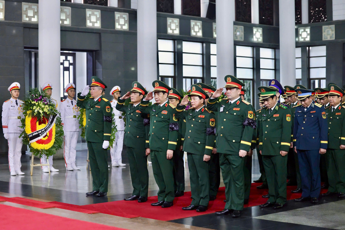 Đoàn Quân uỷ Trung ương – Bộ Quốc phòng do Đại tướng Phan Văn Giang, Phó Bí thư Quân uỷ Trung ương, Bộ trưởng Bộ Quốc phòng làm trưởng đoàn vào viếng đồng chí Trần Đức Lương.