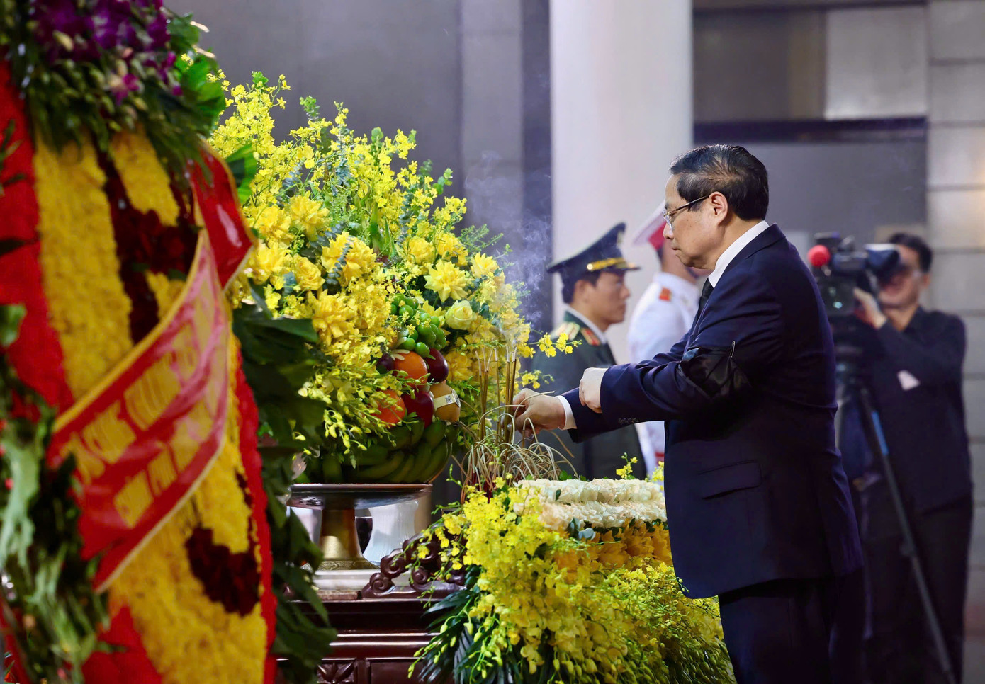 Đoàn Chính phủ do Thủ tướng Chính phủ Phạm Minh Chính làm trưởng đoàn vào viếng đồng chí Trần Đức Lương. Tham gia đoàn có Nguyên Thủ tướng Chính phủ Nguyễn Tấn Dũng; các đồng chí Phó Thủ tướng, nguyên Phó Thủ tướng, thành viên Chính phủ. Các đại biểu đã dành phút mặc niệm tưởng nhớ đồng chí Trần Đức Lương, chia buồn cùng gia quyến đồng chí.