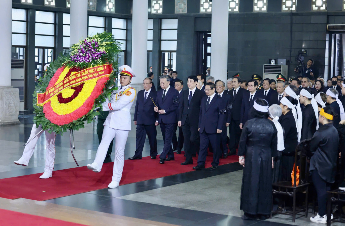 Đoàn Ban Chấp hành Trung ương Đảng do Tổng Bí thư Tô Lâm làm trưởng đoàn vào viếng đồng chí Trần Đức Lương. Vòng hoa của đoàn mang dòng chữ “Vô cùng thương tiếc đồng chí Trần Đức Lương”. Tham gia đoàn có nguyên Tổng Bí thư Nông Đức Mạnh; Chủ tịch nước Lương Cường; nguyên Chủ tịch nước Nguyễn Minh Triết; nguyên Chủ tịch nước Trương Tấn Sang; Thủ tướng Chính phủ Phạm Minh Chính; nguyên Thủ tướng Chính phủ Nguyễn Tấn Dũng; Chủ tịch Quốc hội Trần Thanh Mẫn; nguyên Chủ tịch Quốc hội Nguyễn Sinh Hùng; nguyên Chủ tịch Quốc hội Nguyễn Thị Kim Ngân; cùng các đồng chí lãnh đạo, nguyên lãnh đạo Đảng, Nhà nước. Các đại biểu đã dành phút mặc niệm tưởng nhớ đồng chí Trần Đức Lương. Sau khi viếng đồng chí Trần Đức Lương, các đồng chí lãnh đạo, nguyên lãnh đạo Đảng, Nhà nước đã viết sổ tang, chia buồn cùng gia quyến. Đoàn Ban Chấp hành Trung ương Đảng do Tổng Bí thư Tô Lâm làm trưởng đoàn vào viếng đồng chí Trần Đức Lương. Vòng hoa của đoàn mang dòng chữ “Vô cùng thương tiếc đồng chí Trần Đức Lương”. Tham gia đoàn có nguyên Tổng Bí thư Nông Đức Mạnh; Chủ tịch nước Lương Cường; nguyên Chủ tịch nước Nguyễn Minh Triết; nguyên Chủ tịch nước Trương Tấn Sang; Thủ tướng Chính phủ Phạm Minh Chính; nguyên Thủ tướng Chính phủ Nguyễn Tấn Dũng; Chủ tịch Quốc hội Trần Thanh Mẫn; nguyên Chủ tịch Quốc hội Nguyễn Sinh Hùng; nguyên Chủ tịch Quốc hội Nguyễn Thị Kim Ngân; cùng các đồng chí lãnh đạo, nguyên lãnh đạo Đảng, Nhà nước. Các đại biểu đã dành phút mặc niệm tưởng nhớ đồng chí Trần Đức Lương. Sau khi viếng đồng chí Trần Đức Lương, các đồng chí lãnh đạo, nguyên lãnh đạo Đảng, Nhà nước đã viết sổ tang, chia buồn cùng gia quyến.