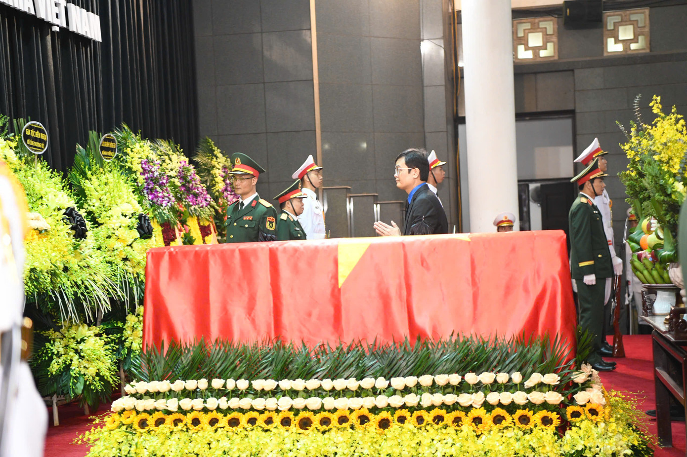 Trong niềm xúc động, tiếc thương vô hạn, Đoàn TNCS Hồ Chí Minh và tuổi trẻ Việt Nam kính cẩn nghiêng mình trước linh cữu đồng chí Trần Đức Lương và nguyện tiếp tục phát huy truyền thống vẻ vang của dân tộc, không ngừng cống hiến, góp sức trẻ xây dựng đất nước ngày càng giàu mạnh, văn minh, hiện đại, vững bước tiến vào kỷ nguyên mới.