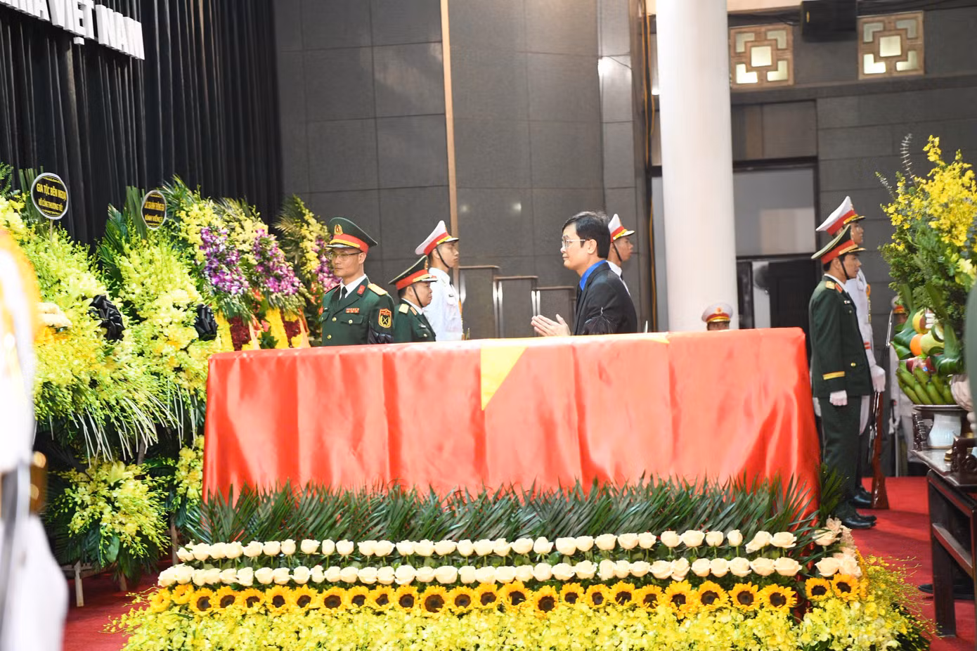 Trong niềm xúc động, tiếc thương vô hạn, Đoàn TNCS Hồ Chí Minh và tuổi trẻ Việt Nam kính cẩn nghiêng mình trước linh cữu đồng chí Trần Đức Lương và nguyện tiếp tục phát huy truyền thống vẻ vang của dân tộc, không ngừng cống hiến, góp sức trẻ xây dựng đất nước ngày càng giàu mạnh, văn minh, hiện đại, vững bước tiến vào kỷ nguyên mới. Trong niềm xúc động, tiếc thương vô hạn, Đoàn TNCS Hồ Chí Minh và tuổi trẻ Việt Nam kính cẩn nghiêng mình trước linh cữu đồng chí Trần Đức Lương và nguyện tiếp tục phát huy truyền thống vẻ vang của dân tộc, không ngừng cống hiến, góp sức trẻ xây dựng đất nước ngày càng giàu mạnh, văn minh, hiện đại, vững bước tiến vào kỷ nguyên mới.