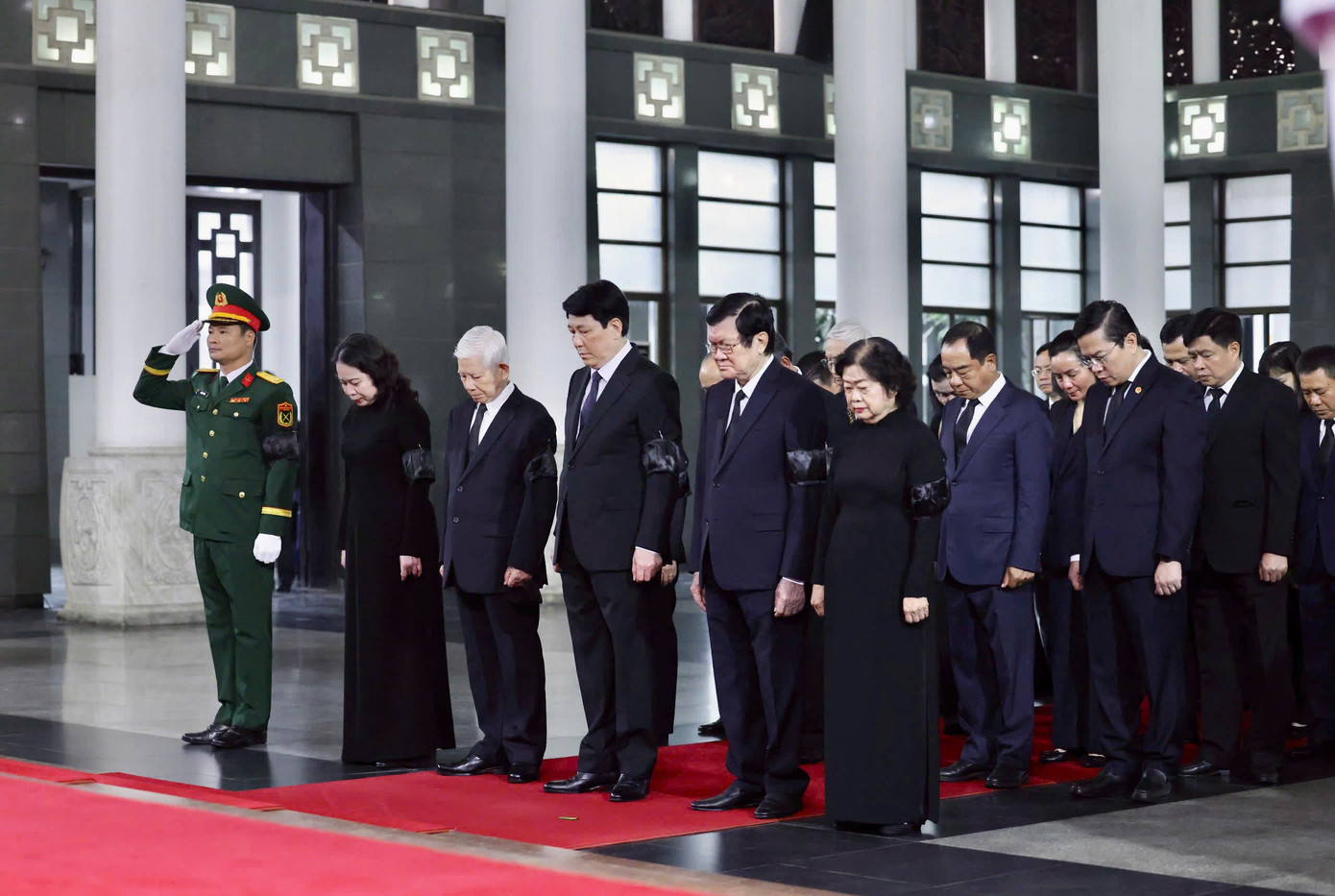 Đoàn Chủ tịch nước do Chủ tịch nước Lương Cường làm trưởng đoàn vào viếng đồng chí Trần Đức Lương. Tham gia đoàn có nguyên Chủ tịch nước Nguyễn Minh Triết; nguyên Chủ tịch nước Trương Tấn Sang; Phó Chủ tịch nước Võ Thị Ánh Xuân; nguyên Phó Chủ tịch nước Trương Mỹ Hoa… và lãnh đạo, cán bộ Văn phòng Chủ tịch nước. Các đại biểu đã dành phút mặc niệm tưởng nhớ đồng chí Trần Đức Lương, chia buồn cùng gia quyến đồng chí.