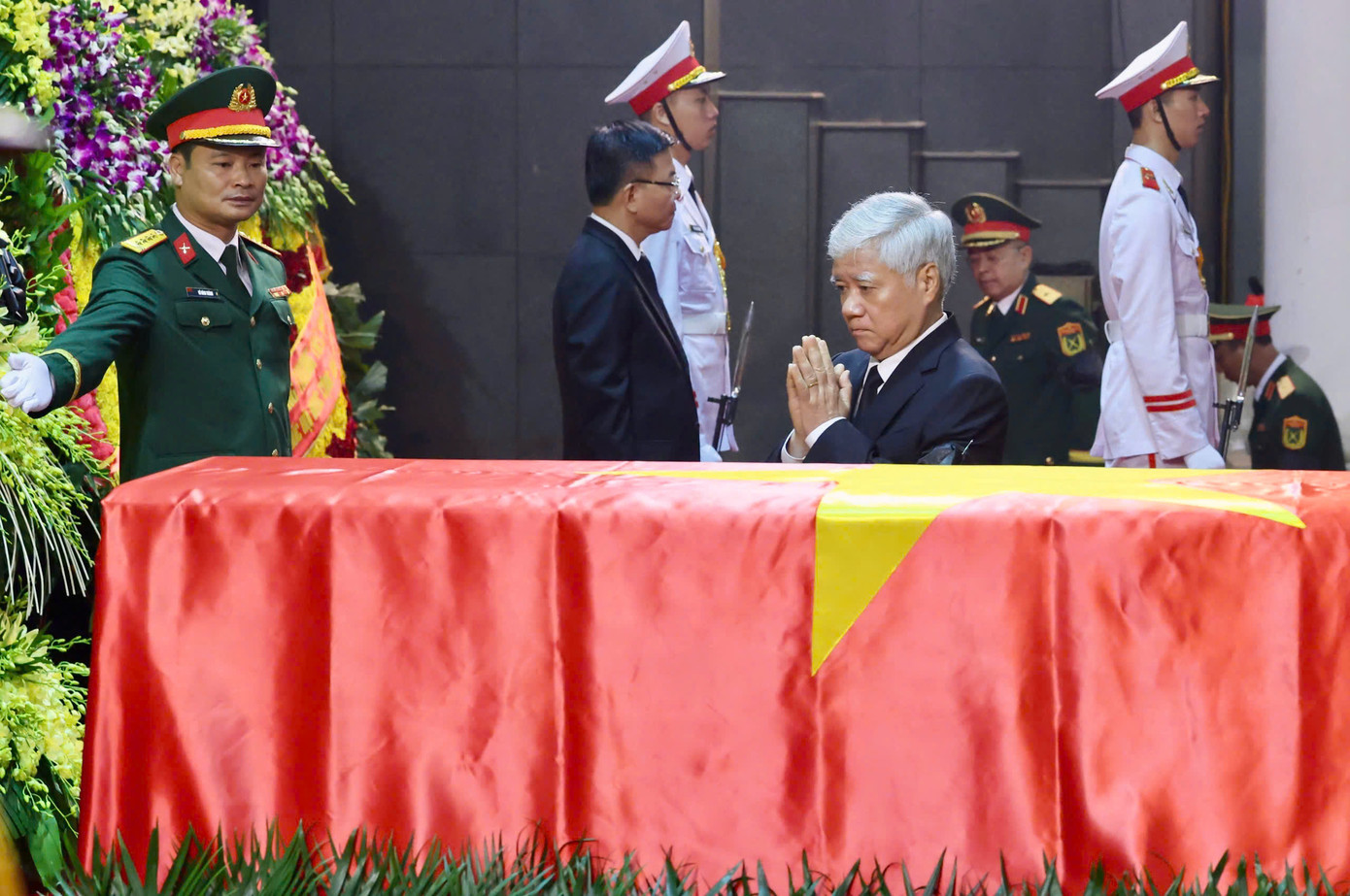 Đoàn Uỷ ban Trung ương MTTQ Việt Nam do Chủ tịch Uỷ ban Trung ương MTTQ Việt Nam Đỗ Văn Chiến làm trưởng đoàn vào viếng đồng chí Trần Đức Lương. Tham gia đoàn có lãnh đạo các tổ chức thành viên MTTQ. Đoàn đã dành phút mặc niệm tưởng nhớ đồng chí Trần Đức Lương, chia buồn cùng gia quyến.