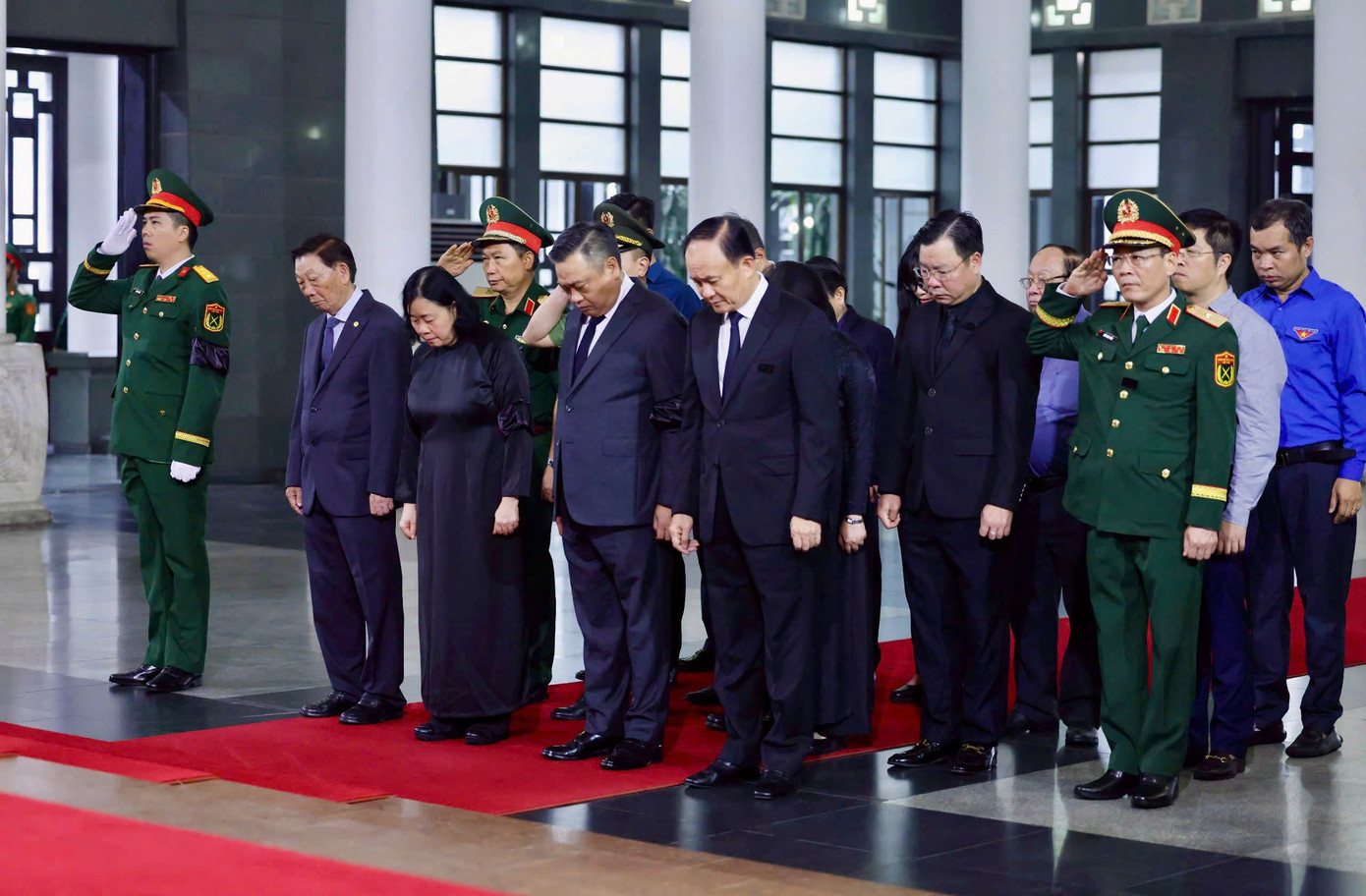 Đoàn Thành uỷ - HĐND – UBND – Uỷ ban MTTQ Việt Nam TP Hà Nội do Bí thư Thành uỷ Hà Nội Bùi Thị Minh Hoài làm trưởng đoàn vào viếng đồng chí Trần Đức Lương. Đoàn Tỉnh uỷ - HĐND – UBND – Uỷ ban MTTQ Việt Nam tỉnh Quảng Ngãi do Bí thư Tỉnh uỷ - Chủ tịch HĐND tỉnh Quảng Ngãi Bùi Thị Quỳnh Vân làm trưởng đoàn vào viếng đồng chí Trần Đức Lương.