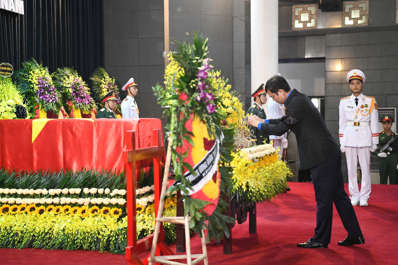 Đoàn đại biểu dâng hương, dành phút mặc niệm tưởng nhớ nguyên Chủ tịch nước Trần Đức Lương.