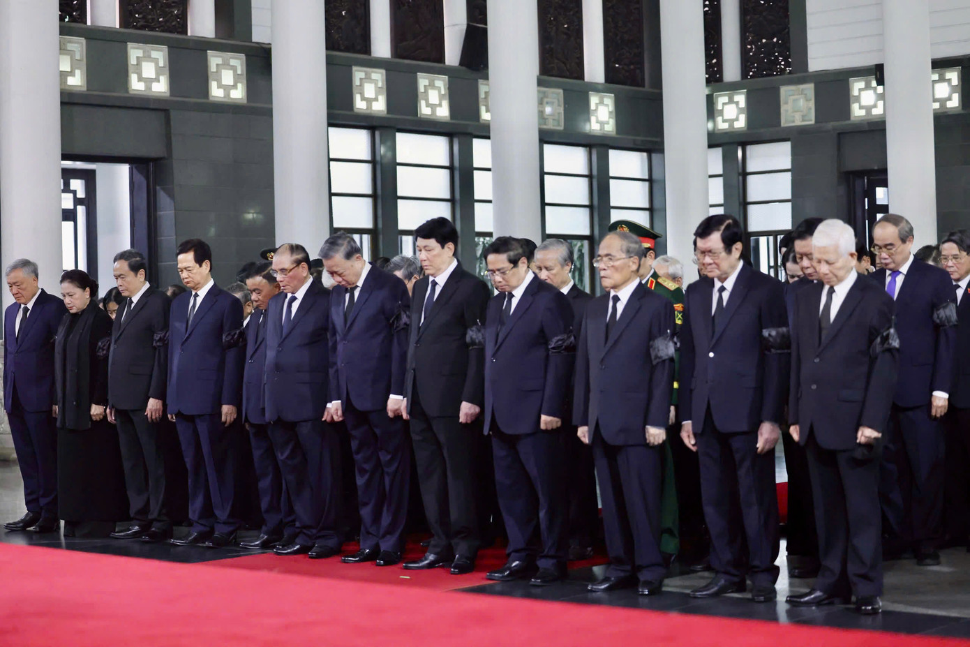 Đoàn Ban Chấp hành Trung ương Đảng do Tổng Bí thư Tô Lâm làm trưởng đoàn vào viếng đồng chí Trần Đức Lương. Vòng hoa của đoàn mang dòng chữ “Vô cùng thương tiếc đồng chí Trần Đức Lương”. Tham gia đoàn có nguyên Tổng Bí thư Nông Đức Mạnh; Chủ tịch nước Lương Cường; nguyên Chủ tịch nước Nguyễn Minh Triết; nguyên Chủ tịch nước Trương Tấn Sang; Thủ tướng Chính phủ Phạm Minh Chính; nguyên Thủ tướng Chính phủ Nguyễn Tấn Dũng; Chủ tịch Quốc hội Trần Thanh Mẫn; nguyên Chủ tịch Quốc hội Nguyễn Sinh Hùng; nguyên Chủ tịch Quốc hội Nguyễn Thị Kim Ngân; cùng các đồng chí lãnh đạo, nguyên lãnh đạo Đảng, Nhà nước. Các đại biểu đã dành phút mặc niệm tưởng nhớ đồng chí Trần Đức Lương. Sau khi viếng đồng chí Trần Đức Lương, các đồng chí lãnh đạo, nguyên lãnh đạo Đảng, Nhà nước đã viết sổ tang, chia buồn cùng gia quyến. Đoàn Ban Chấp hành Trung ương Đảng do Tổng Bí thư Tô Lâm làm trưởng đoàn vào viếng đồng chí Trần Đức Lương. Vòng hoa của đoàn mang dòng chữ “Vô cùng thương tiếc đồng chí Trần Đức Lương”. Tham gia đoàn có nguyên Tổng Bí thư Nông Đức Mạnh; Chủ tịch nước Lương Cường; nguyên Chủ tịch nước Nguyễn Minh Triết; nguyên Chủ tịch nước Trương Tấn Sang; Thủ tướng Chính phủ Phạm Minh Chính; nguyên Thủ tướng Chính phủ Nguyễn Tấn Dũng; Chủ tịch Quốc hội Trần Thanh Mẫn; nguyên Chủ tịch Quốc hội Nguyễn Sinh Hùng; nguyên Chủ tịch Quốc hội Nguyễn Thị Kim Ngân; cùng các đồng chí lãnh đạo, nguyên lãnh đạo Đảng, Nhà nước. Các đại biểu đã dành phút mặc niệm tưởng nhớ đồng chí Trần Đức Lương. Sau khi viếng đồng chí Trần Đức Lương, các đồng chí lãnh đạo, nguyên lãnh đạo Đảng, Nhà nước đã viết sổ tang, chia buồn cùng gia quyến.