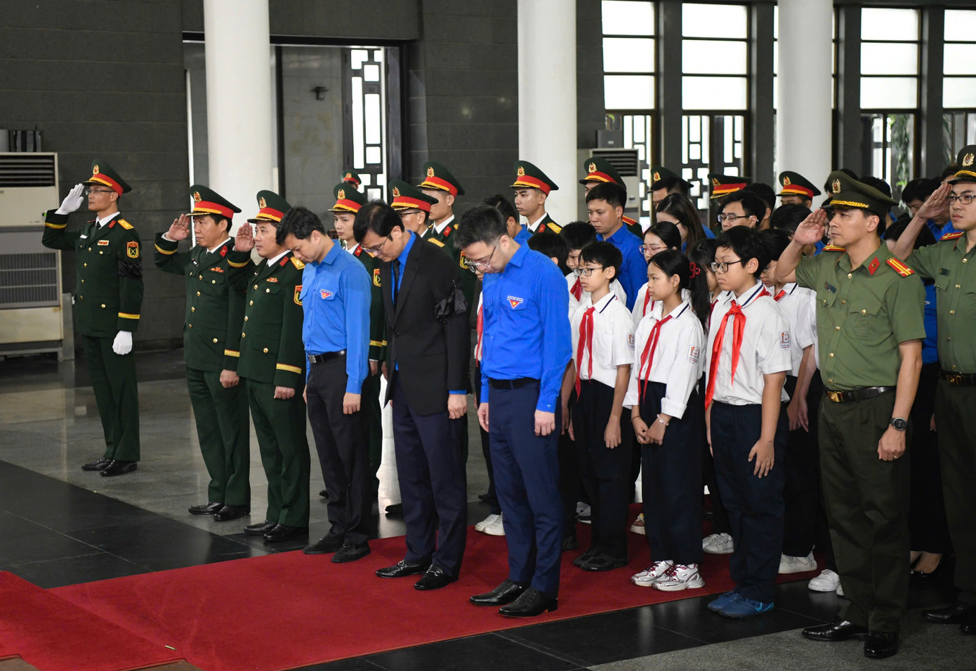 Đoàn đại biểu dâng hương, dành phút mặc niệm tưởng nhớ nguyên Chủ tịch nước Trần Đức Lương.