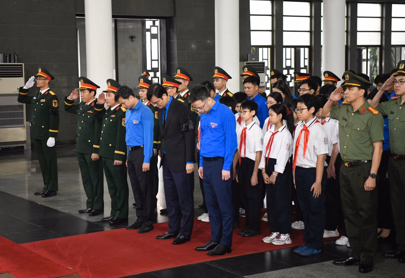 Đoàn đại biểu dâng hương, dành phút mặc niệm tưởng nhớ nguyên Chủ tịch nước Trần Đức Lương. Đoàn đại biểu dâng hương, dành phút mặc niệm tưởng nhớ nguyên Chủ tịch nước Trần Đức Lương.