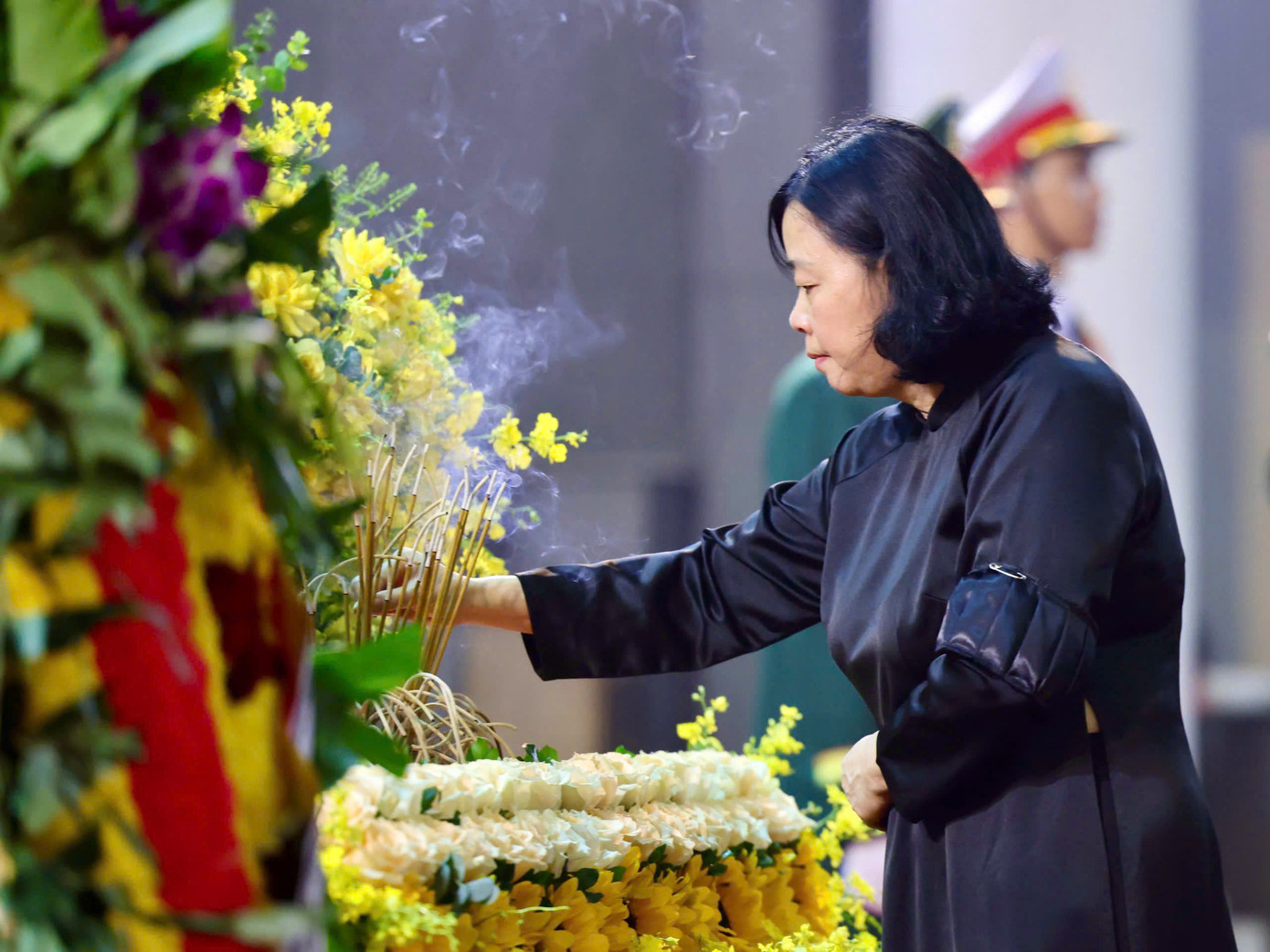 Đoàn Thành uỷ - HĐND – UBND – Uỷ ban MTTQ Việt Nam TP Hà Nội do Bí thư Thành uỷ Hà Nội Bùi Thị Minh Hoài làm trưởng đoàn vào viếng đồng chí Trần Đức Lương. Đoàn Tỉnh uỷ - HĐND – UBND – Uỷ ban MTTQ Việt Nam tỉnh Quảng Ngãi do Bí thư Tỉnh uỷ - Chủ tịch HĐND tỉnh Quảng Ngãi Bùi Thị Quỳnh Vân làm trưởng đoàn vào viếng đồng chí Trần Đức Lương.