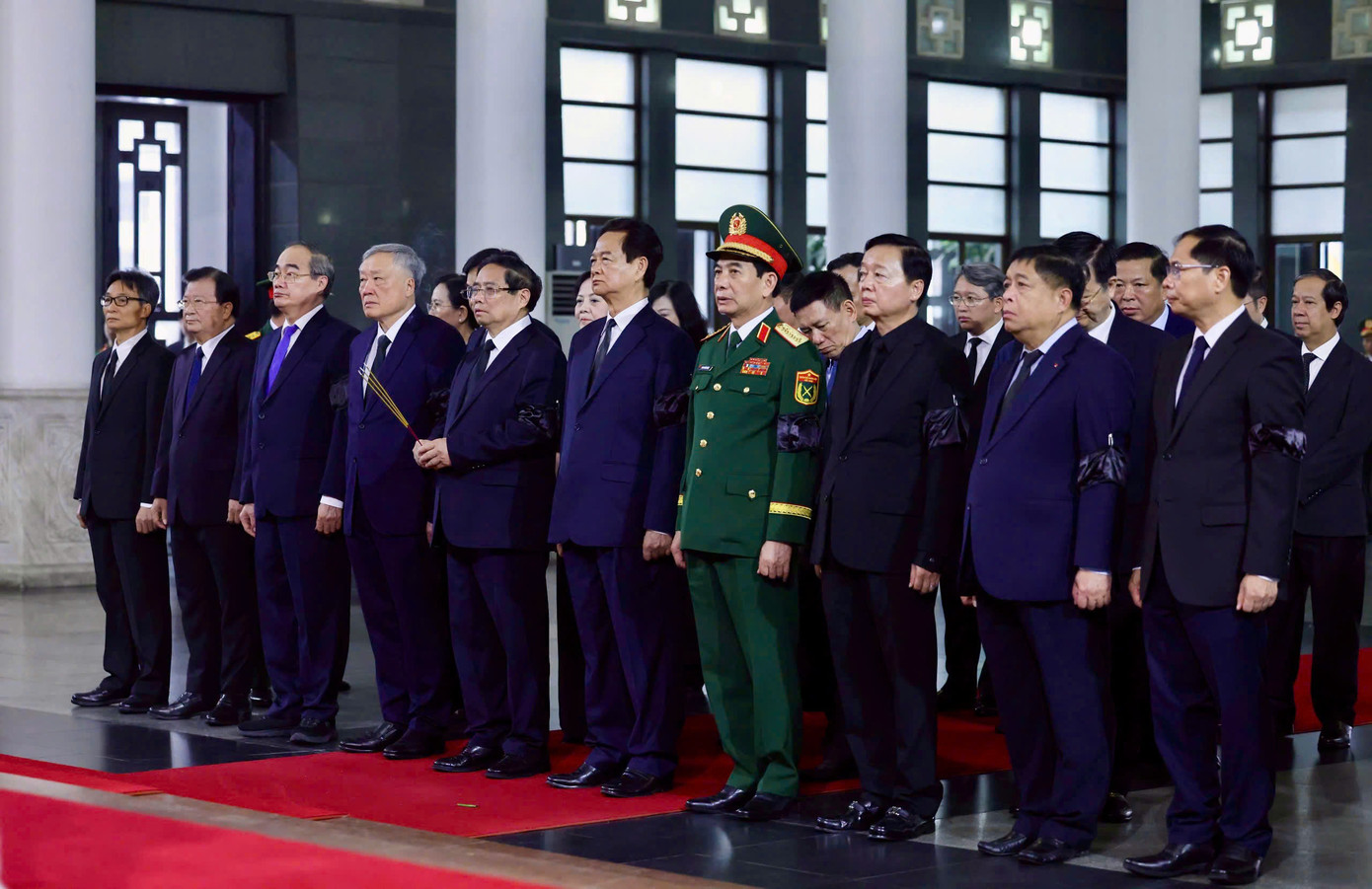 Đoàn Chính phủ do Thủ tướng Chính phủ Phạm Minh Chính làm trưởng đoàn vào viếng đồng chí Trần Đức Lương. Tham gia đoàn có Nguyên Thủ tướng Chính phủ Nguyễn Tấn Dũng; các đồng chí Phó Thủ tướng, nguyên Phó Thủ tướng, thành viên Chính phủ. Các đại biểu đã dành phút mặc niệm tưởng nhớ đồng chí Trần Đức Lương, chia buồn cùng gia quyến đồng chí.