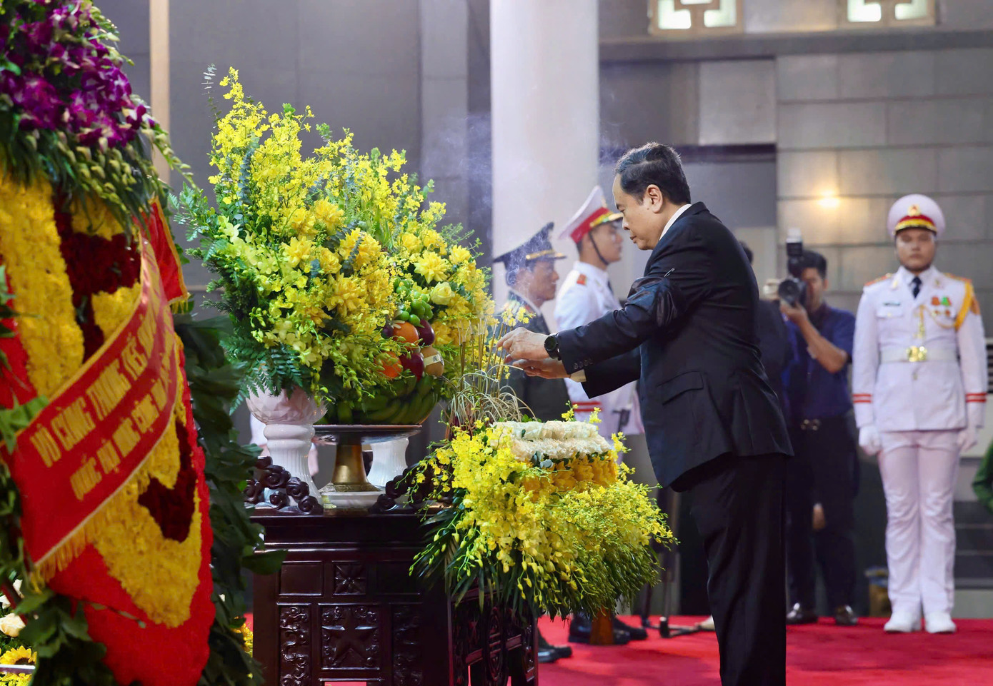 Đoàn Quốc hội do Chủ tịch Quốc hội Trần Thanh Mẫn làm trưởng đoàn vào viếng đồng chí Trần Đức Lương. Tham gia đoàn có nguyên Chủ tịch Quốc hội Nguyễn Sinh Hùng, nguyên Chủ tịch Quốc hội Nguyễn Thị Kim Ngân, các đồng chí Phó Chủ tịch Quốc hội, nguyên Phó Chủ tịch Quốc hội, lãnh đạo, nguyên lãnh đạo cơ quan thuộc Quốc hội… Đoàn đã dành phút mặc niệm tưởng nhớ đồng chí Trần Đức Lương, chia buồn cùng gia quyến.