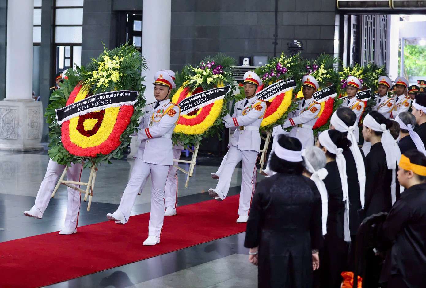 Đoàn Quân uỷ Trung ương – Bộ Quốc phòng do Đại tướng Phan Văn Giang, Phó Bí thư Quân uỷ Trung ương, Bộ trưởng Bộ Quốc phòng làm trưởng đoàn vào viếng đồng chí Trần Đức Lương.