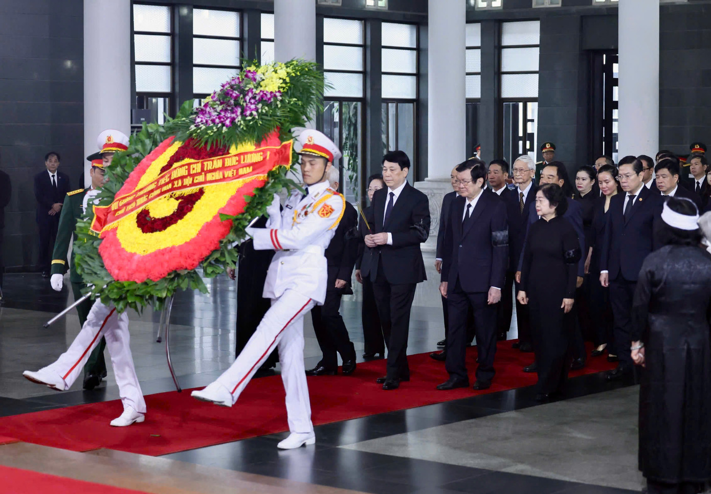 Đoàn Chủ tịch nước do Chủ tịch nước Lương Cường làm trưởng đoàn vào viếng đồng chí Trần Đức Lương. Tham gia đoàn có nguyên Chủ tịch nước Nguyễn Minh Triết; nguyên Chủ tịch nước Trương Tấn Sang; Phó Chủ tịch nước Võ Thị Ánh Xuân; nguyên Phó Chủ tịch nước Trương Mỹ Hoa… và lãnh đạo, cán bộ Văn phòng Chủ tịch nước. Các đại biểu đã dành phút mặc niệm tưởng nhớ đồng chí Trần Đức Lương, chia buồn cùng gia quyến đồng chí.