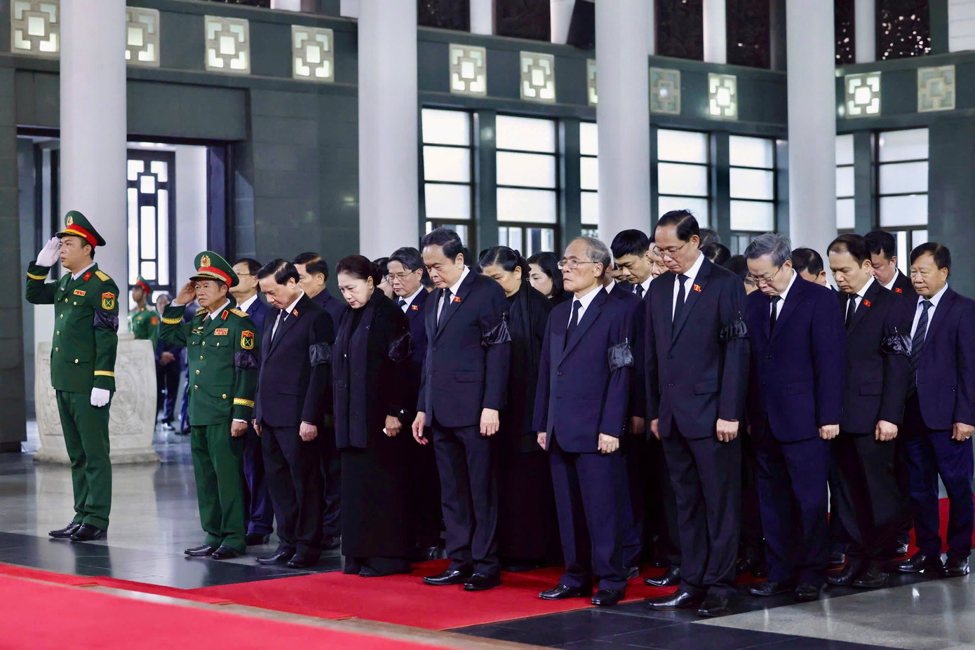 Đoàn Quốc hội do Chủ tịch Quốc hội Trần Thanh Mẫn làm trưởng đoàn vào viếng đồng chí Trần Đức Lương. Tham gia đoàn có nguyên Chủ tịch Quốc hội Nguyễn Sinh Hùng, nguyên Chủ tịch Quốc hội Nguyễn Thị Kim Ngân, các đồng chí Phó Chủ tịch Quốc hội, nguyên Phó Chủ tịch Quốc hội, lãnh đạo, nguyên lãnh đạo cơ quan thuộc Quốc hội… Đoàn đã dành phút mặc niệm tưởng nhớ đồng chí Trần Đức Lương, chia buồn cùng gia quyến.