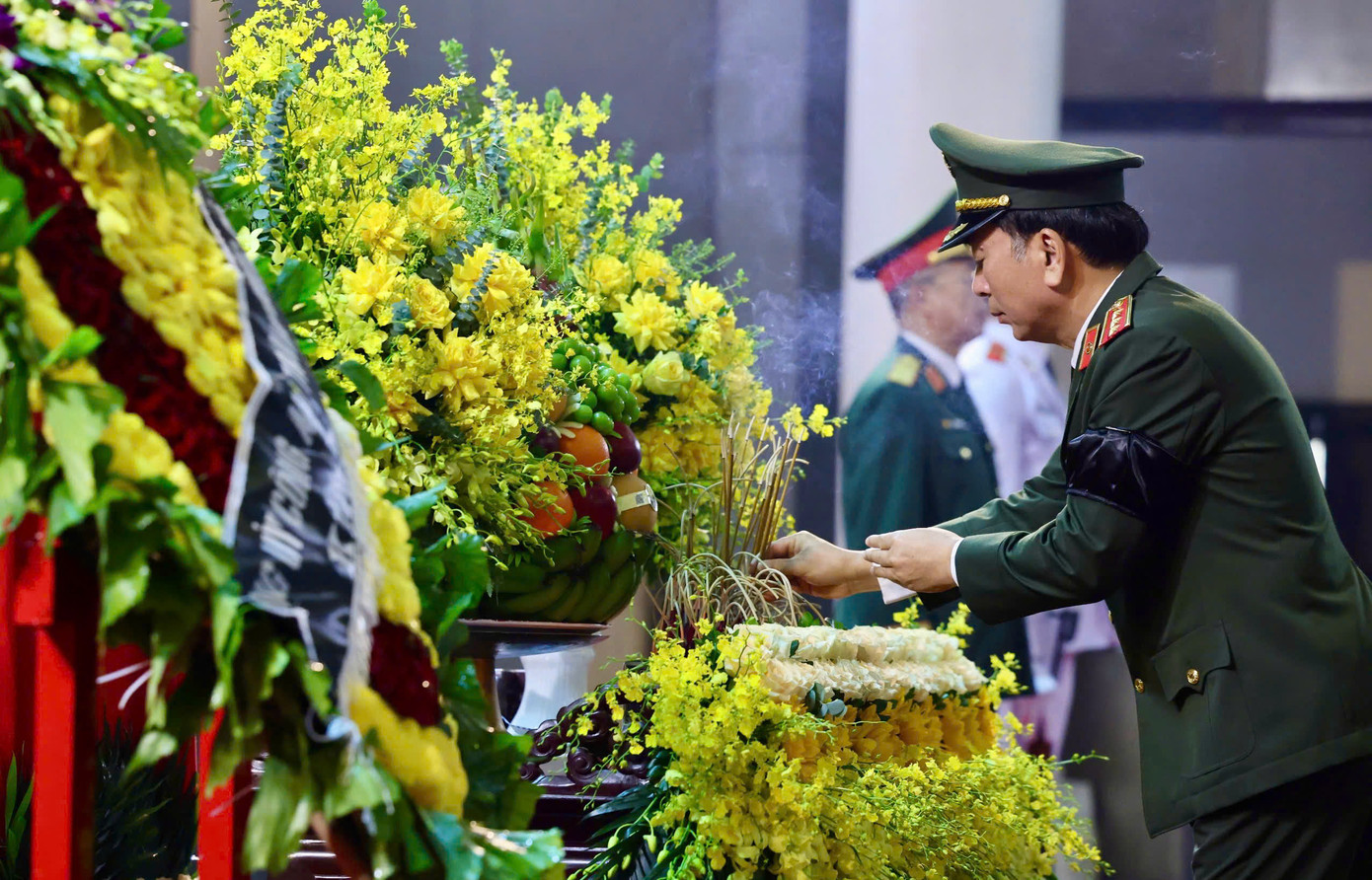 Đoàn Đảng uỷ Công an Trung ương – Bộ Công an do Thượng tướng Trần Quốc Tỏ, Phó Bí thư Đảng uỷ Công an Trung ương, Thứ trưởng Bộ Công an làm trưởng đoàn vào viếng đồng chí Trần Đức Lương.