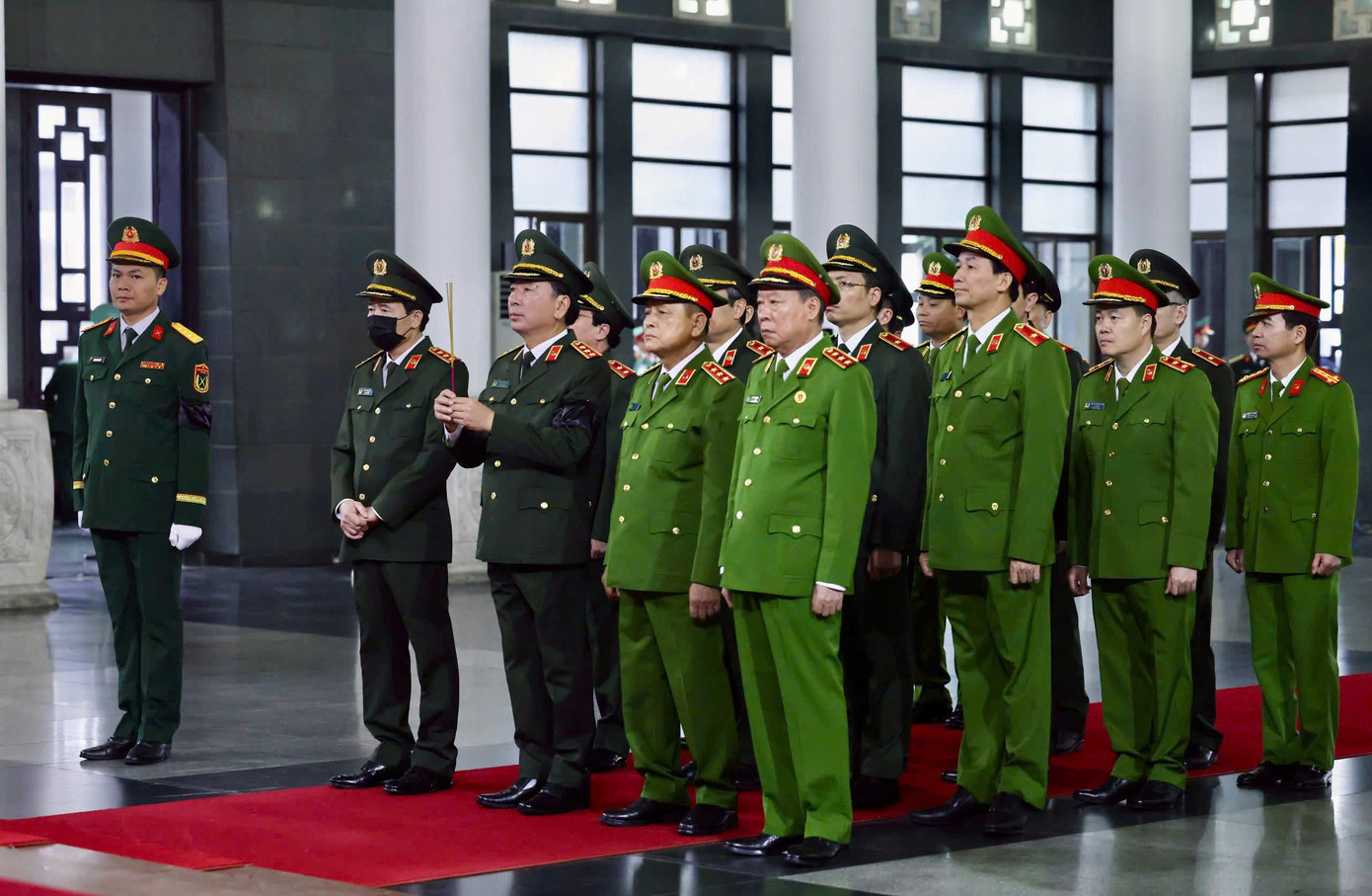 Đoàn Đảng uỷ Công an Trung ương – Bộ Công an do Thượng tướng Trần Quốc Tỏ, Phó Bí thư Đảng uỷ Công an Trung ương, Thứ trưởng Bộ Công an làm trưởng đoàn vào viếng đồng chí Trần Đức Lương.