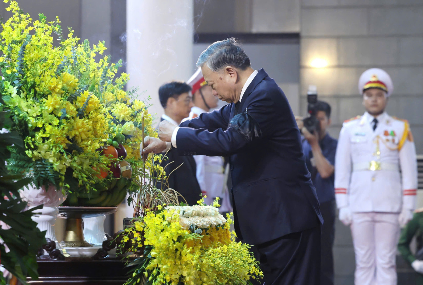 Đoàn Ban Chấp hành Trung ương Đảng do Tổng Bí thư Tô Lâm làm trưởng đoàn vào viếng đồng chí Trần Đức Lương. Vòng hoa của đoàn mang dòng chữ “Vô cùng thương tiếc đồng chí Trần Đức Lương”. Tham gia đoàn có nguyên Tổng Bí thư Nông Đức Mạnh; Chủ tịch nước Lương Cường; nguyên Chủ tịch nước Nguyễn Minh Triết; nguyên Chủ tịch nước Trương Tấn Sang; Thủ tướng Chính phủ Phạm Minh Chính; nguyên Thủ tướng Chính phủ Nguyễn Tấn Dũng; Chủ tịch Quốc hội Trần Thanh Mẫn; nguyên Chủ tịch Quốc hội Nguyễn Sinh Hùng; nguyên Chủ tịch Quốc hội Nguyễn Thị Kim Ngân; cùng các đồng chí lãnh đạo, nguyên lãnh đạo Đảng, Nhà nước. Các đại biểu đã dành phút mặc niệm tưởng nhớ đồng chí Trần Đức Lương. Sau khi viếng đồng chí Trần Đức Lương, các đồng chí lãnh đạo, nguyên lãnh đạo Đảng, Nhà nước đã viết sổ tang, chia buồn cùng gia quyến. Đoàn Ban Chấp hành Trung ương Đảng do Tổng Bí thư Tô Lâm làm trưởng đoàn vào viếng đồng chí Trần Đức Lương. Vòng hoa của đoàn mang dòng chữ “Vô cùng thương tiếc đồng chí Trần Đức Lương”. Tham gia đoàn có nguyên Tổng Bí thư Nông Đức Mạnh; Chủ tịch nước Lương Cường; nguyên Chủ tịch nước Nguyễn Minh Triết; nguyên Chủ tịch nước Trương Tấn Sang; Thủ tướng Chính phủ Phạm Minh Chính; nguyên Thủ tướng Chính phủ Nguyễn Tấn Dũng; Chủ tịch Quốc hội Trần Thanh Mẫn; nguyên Chủ tịch Quốc hội Nguyễn Sinh Hùng; nguyên Chủ tịch Quốc hội Nguyễn Thị Kim Ngân; cùng các đồng chí lãnh đạo, nguyên lãnh đạo Đảng, Nhà nước. Các đại biểu đã dành phút mặc niệm tưởng nhớ đồng chí Trần Đức Lương. Sau khi viếng đồng chí Trần Đức Lương, các đồng chí lãnh đạo, nguyên lãnh đạo Đảng, Nhà nước đã viết sổ tang, chia buồn cùng gia quyến.