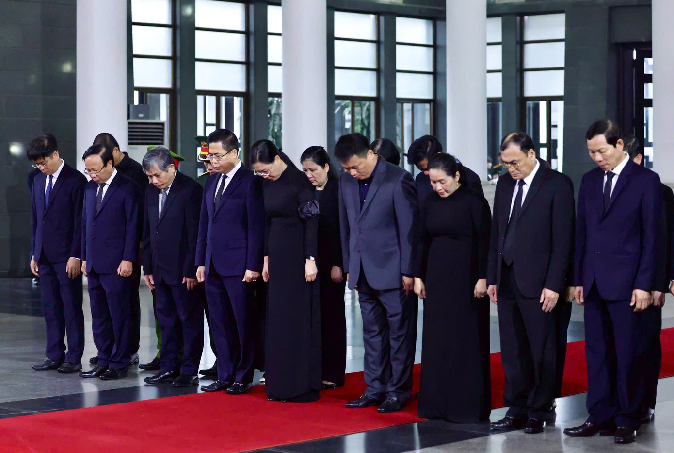 Đoàn Thành uỷ - HĐND – UBND – Uỷ ban MTTQ Việt Nam TP Hà Nội do Bí thư Thành uỷ Hà Nội Bùi Thị Minh Hoài làm trưởng đoàn vào viếng đồng chí Trần Đức Lương. Đoàn Tỉnh uỷ - HĐND – UBND – Uỷ ban MTTQ Việt Nam tỉnh Quảng Ngãi do Bí thư Tỉnh uỷ - Chủ tịch HĐND tỉnh Quảng Ngãi Bùi Thị Quỳnh Vân làm trưởng đoàn vào viếng đồng chí Trần Đức Lương.