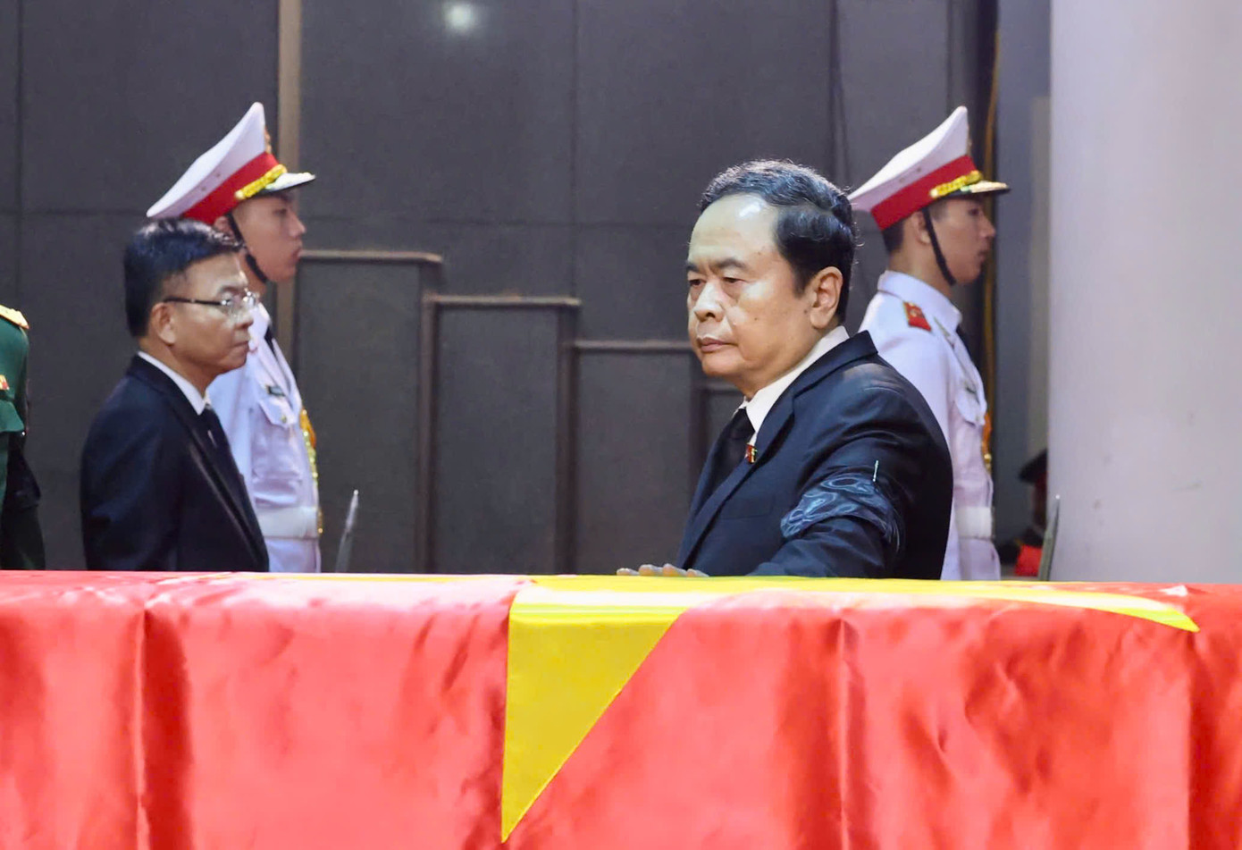 Đoàn Quốc hội do Chủ tịch Quốc hội Trần Thanh Mẫn làm trưởng đoàn vào viếng đồng chí Trần Đức Lương. Tham gia đoàn có nguyên Chủ tịch Quốc hội Nguyễn Sinh Hùng, nguyên Chủ tịch Quốc hội Nguyễn Thị Kim Ngân, các đồng chí Phó Chủ tịch Quốc hội, nguyên Phó Chủ tịch Quốc hội, lãnh đạo, nguyên lãnh đạo cơ quan thuộc Quốc hội… Đoàn đã dành phút mặc niệm tưởng nhớ đồng chí Trần Đức Lương, chia buồn cùng gia quyến.