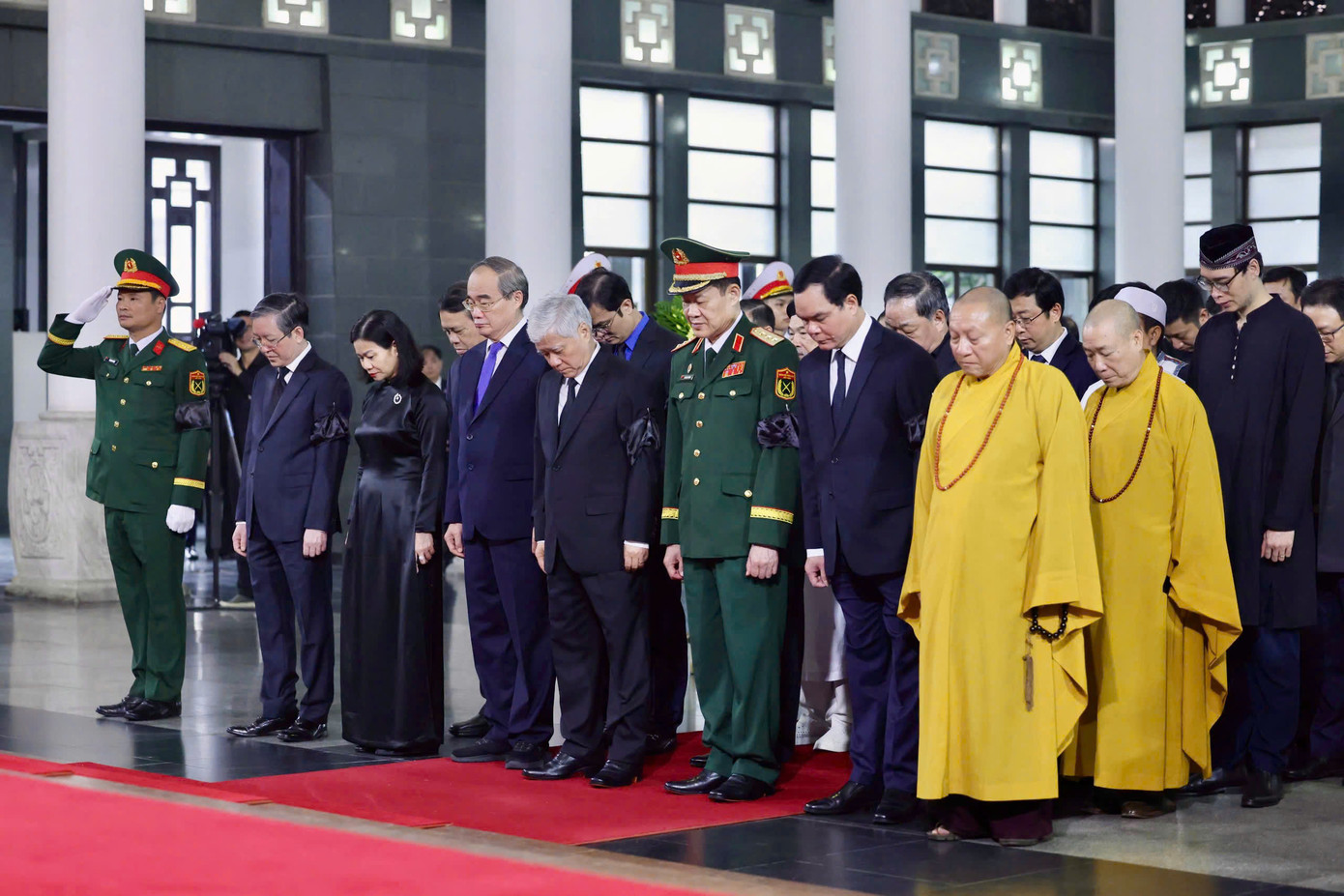 Đoàn Uỷ ban Trung ương MTTQ Việt Nam do Chủ tịch Uỷ ban Trung ương MTTQ Việt Nam Đỗ Văn Chiến làm trưởng đoàn vào viếng đồng chí Trần Đức Lương. Tham gia đoàn có lãnh đạo các tổ chức thành viên MTTQ. Đoàn đã dành phút mặc niệm tưởng nhớ đồng chí Trần Đức Lương, chia buồn cùng gia quyến.