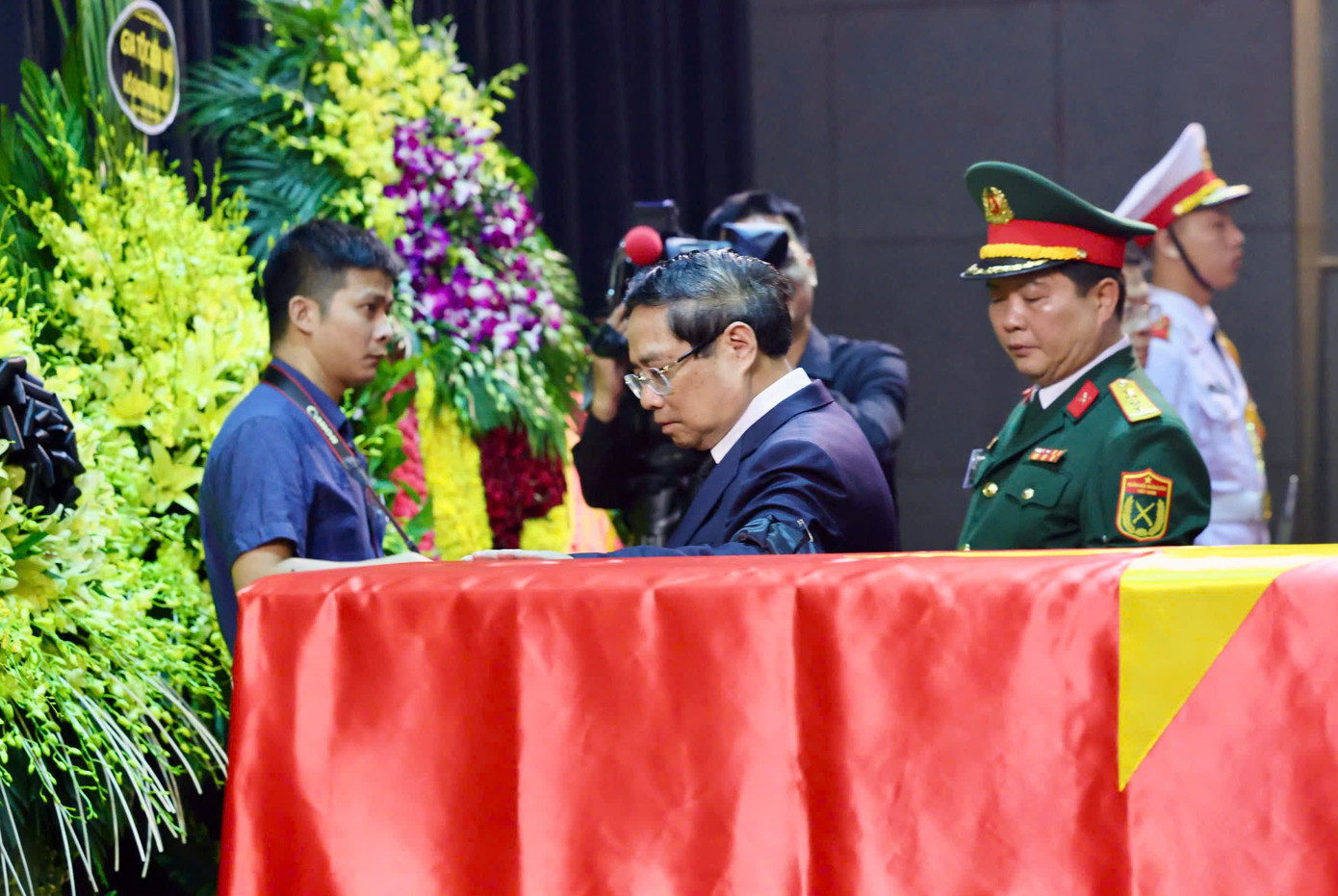 Đoàn Chính phủ do Thủ tướng Chính phủ Phạm Minh Chính làm trưởng đoàn vào viếng đồng chí Trần Đức Lương. Tham gia đoàn có Nguyên Thủ tướng Chính phủ Nguyễn Tấn Dũng; các đồng chí Phó Thủ tướng, nguyên Phó Thủ tướng, thành viên Chính phủ. Các đại biểu đã dành phút mặc niệm tưởng nhớ đồng chí Trần Đức Lương, chia buồn cùng gia quyến đồng chí.