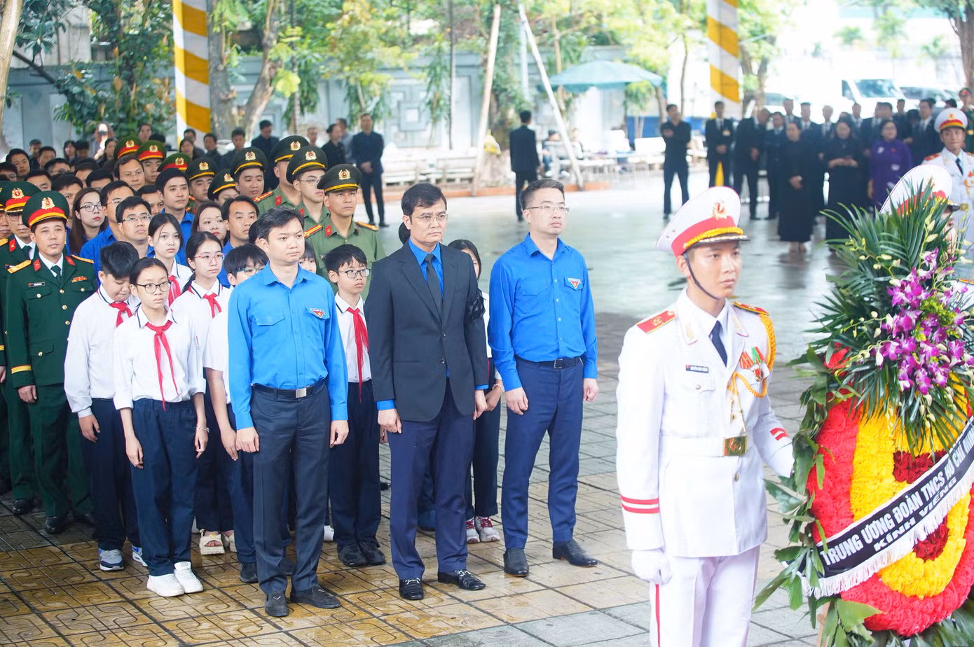 Tham gia đoàn có anh Nguyễn Tường Lâm - Bí thư Trung ương Đoàn, Chủ tịch Hội Liên hiệp Thanh niên Việt Nam; anh Nguyễn Minh Triết - Bí thư Trung ương Đoàn, Chủ tịch Hội Sinh viên Việt Nam; lãnh đạo các ban, đơn vị của Trung ương Đoàn; đại diện thanh niên quân đội, công an, các em thiếu nhi. Tham gia đoàn có anh Nguyễn Tường Lâm - Bí thư Trung ương Đoàn, Chủ tịch Hội Liên hiệp Thanh niên Việt Nam; anh Nguyễn Minh Triết - Bí thư Trung ương Đoàn, Chủ tịch Hội Sinh viên Việt Nam; lãnh đạo các ban, đơn vị của Trung ương Đoàn; đại diện thanh niên quân đội, công an, các em thiếu nhi.