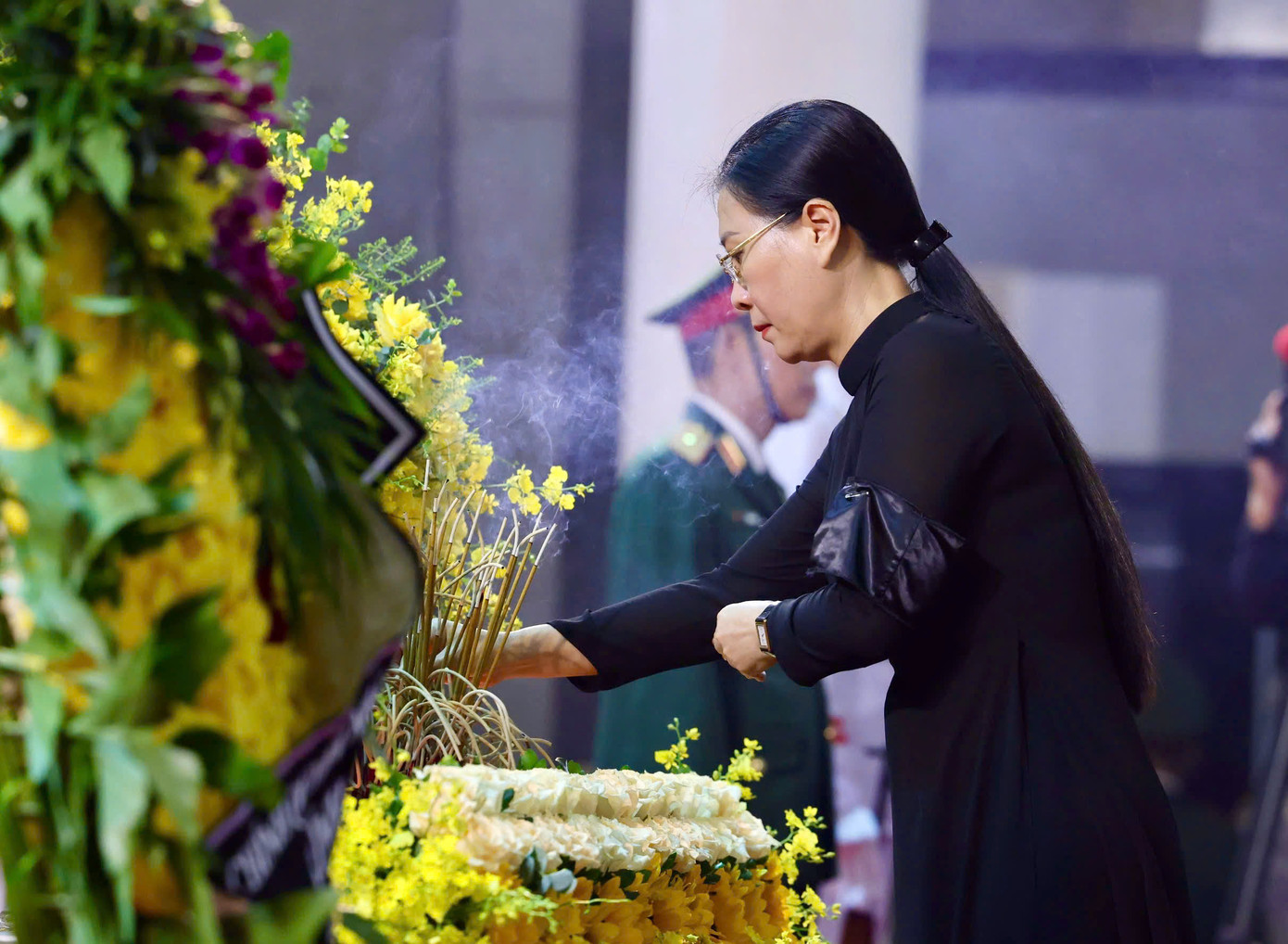 Đoàn Thành uỷ - HĐND – UBND – Uỷ ban MTTQ Việt Nam TP Hà Nội do Bí thư Thành uỷ Hà Nội Bùi Thị Minh Hoài làm trưởng đoàn vào viếng đồng chí Trần Đức Lương. Đoàn Tỉnh uỷ - HĐND – UBND – Uỷ ban MTTQ Việt Nam tỉnh Quảng Ngãi do Bí thư Tỉnh uỷ - Chủ tịch HĐND tỉnh Quảng Ngãi Bùi Thị Quỳnh Vân làm trưởng đoàn vào viếng đồng chí Trần Đức Lương.