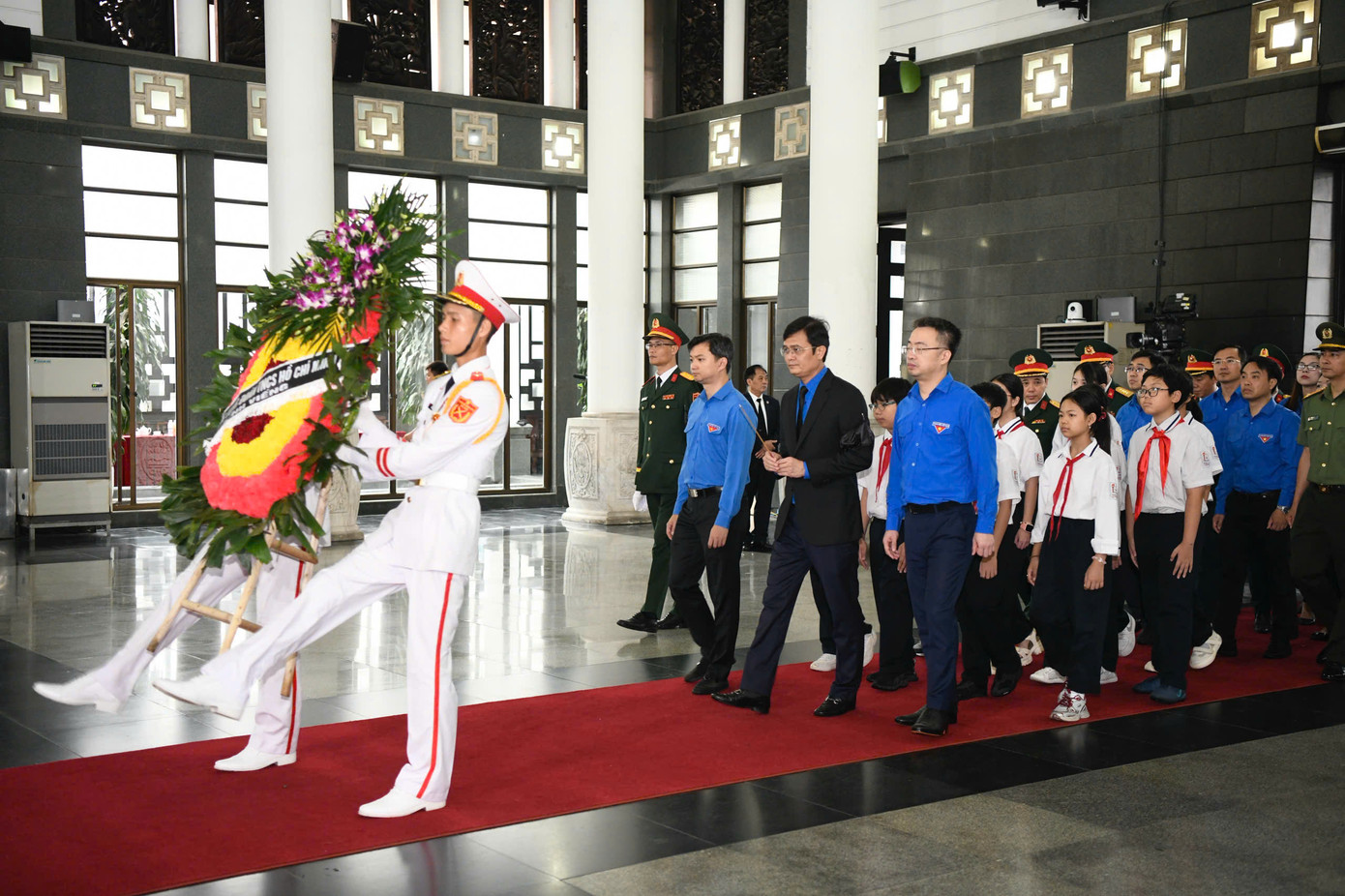 Đoàn đại biểu dâng hương, dành phút mặc niệm tưởng nhớ nguyên Chủ tịch nước Trần Đức Lương.