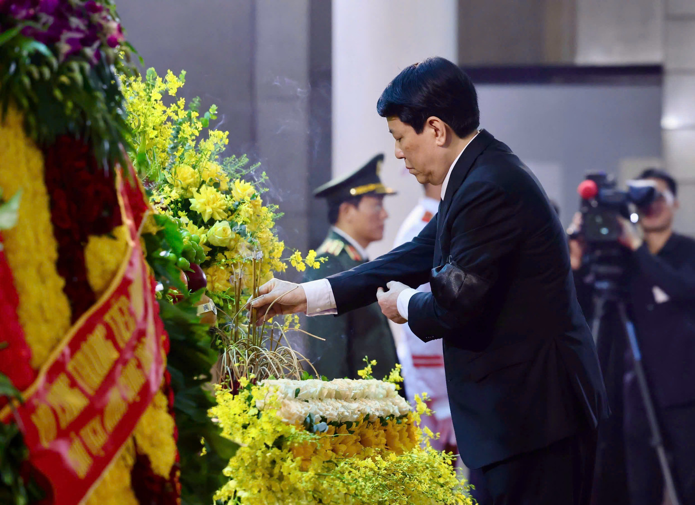 Đoàn Chủ tịch nước do Chủ tịch nước Lương Cường làm trưởng đoàn vào viếng đồng chí Trần Đức Lương. Tham gia đoàn có nguyên Chủ tịch nước Nguyễn Minh Triết; nguyên Chủ tịch nước Trương Tấn Sang; Phó Chủ tịch nước Võ Thị Ánh Xuân; nguyên Phó Chủ tịch nước Trương Mỹ Hoa… và lãnh đạo, cán bộ Văn phòng Chủ tịch nước. Các đại biểu đã dành phút mặc niệm tưởng nhớ đồng chí Trần Đức Lương, chia buồn cùng gia quyến đồng chí.
