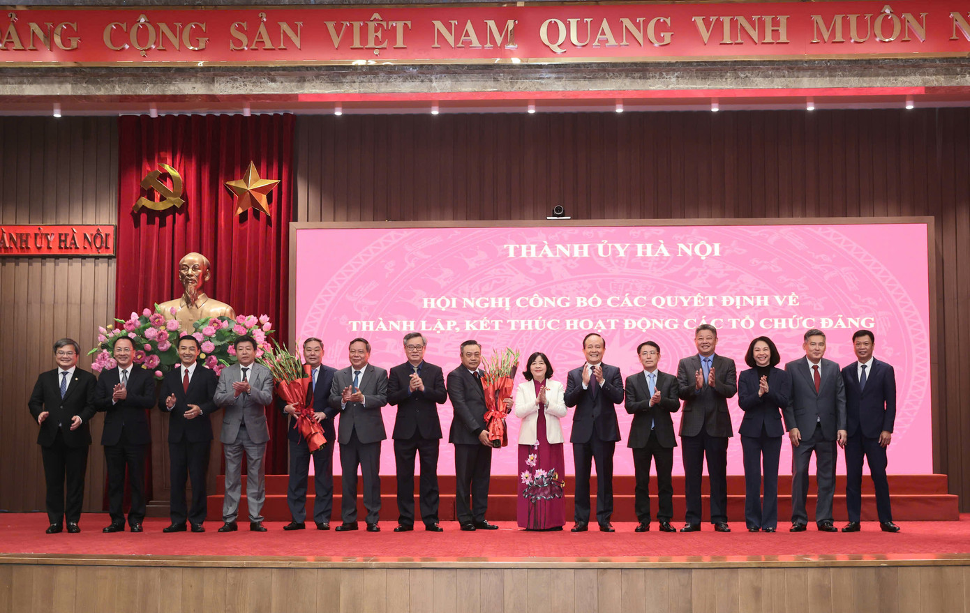 Bí thư Thành ủy Hà Nội Bùi Thị Minh Hoài trao quyết định thành lập Đảng bộ UBND thành phố, chỉ định Chủ tịch UBND thành phố Hà Nội Trần Sỹ Thanh làm Bí thư Đảng bộ UBND thành phố. Ảnh: Viết Thành.