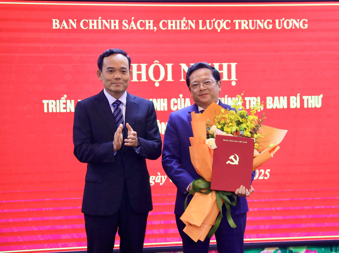 Ông Trần Lưu Quang, Bí thư Trung ương Đảng, Trưởng Ban Chính sách, chiến lược Trung ương trao quyết định và tặng hoa chúc mừng ông Nguyễn Đức Hiển. Ảnh: PV. Ông Trần Lưu Quang, Bí thư Trung ương Đảng, Trưởng Ban Chính sách, chiến lược Trung ương trao quyết định và tặng hoa chúc mừng ông Nguyễn Đức Hiển. Ảnh: PV.