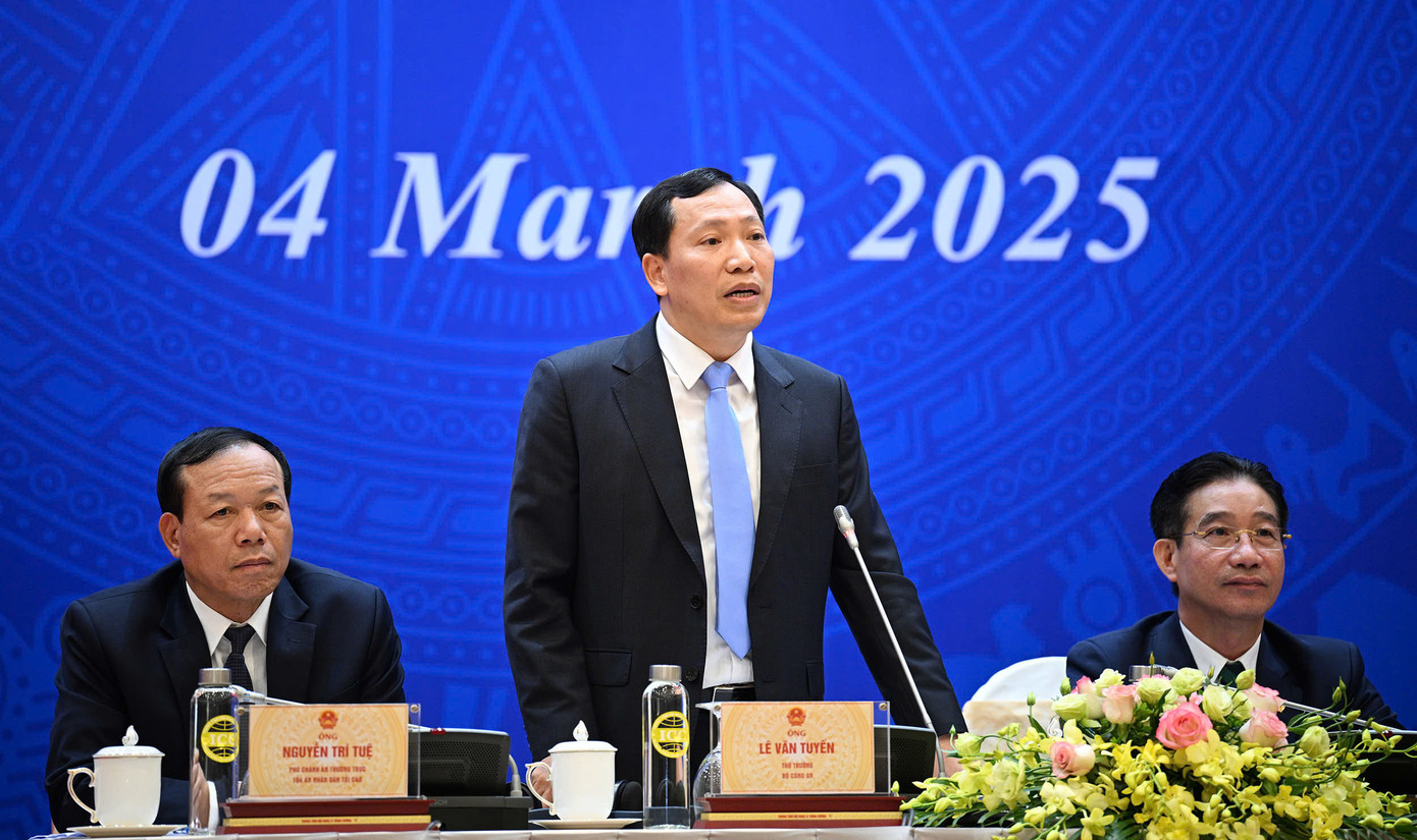 Trung tướng Lê Văn Tuyến - Thứ trưởng Bộ Công an trao đổi tại họp báo. Ảnh: PV.