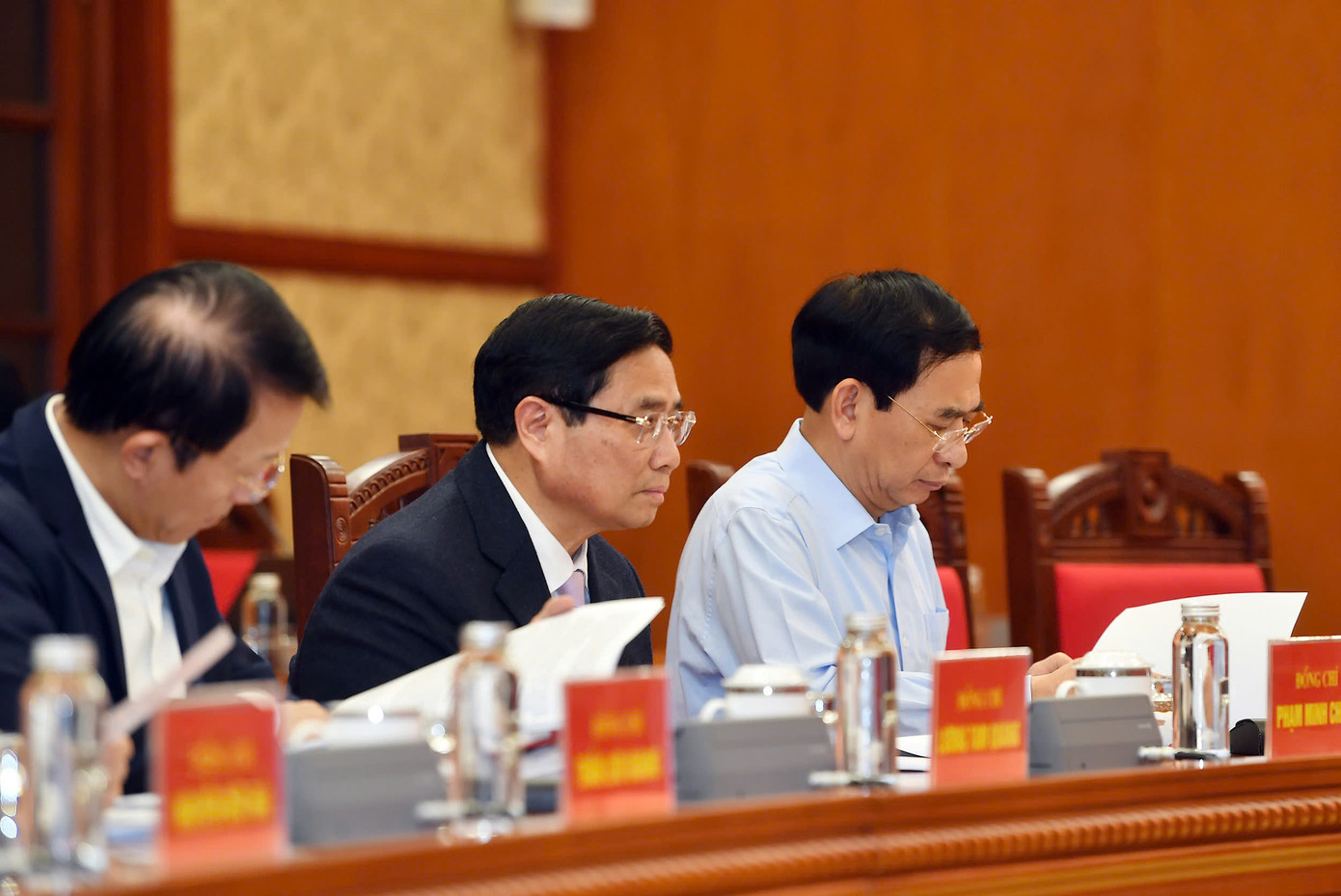 Thủ tướng Chính phủ Phạm Minh Chính trao đổi về các nhiệm vụ của Chính phủ triển khai thực hiện Nghị quyết 57. Ảnh: Trọng Hải.