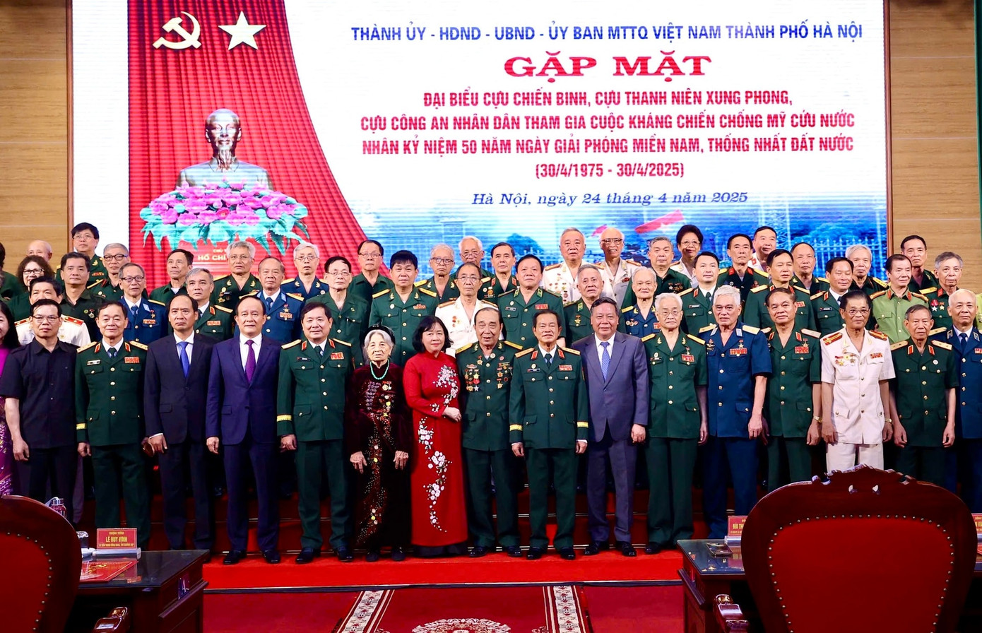 Bí thư Thành uỷ Hà Nội với các đại biểu dự buổi gặp mặt. Ảnh: Viết Thành. Bí thư Thành uỷ Hà Nội với các đại biểu dự buổi gặp mặt. Ảnh: Viết Thành.