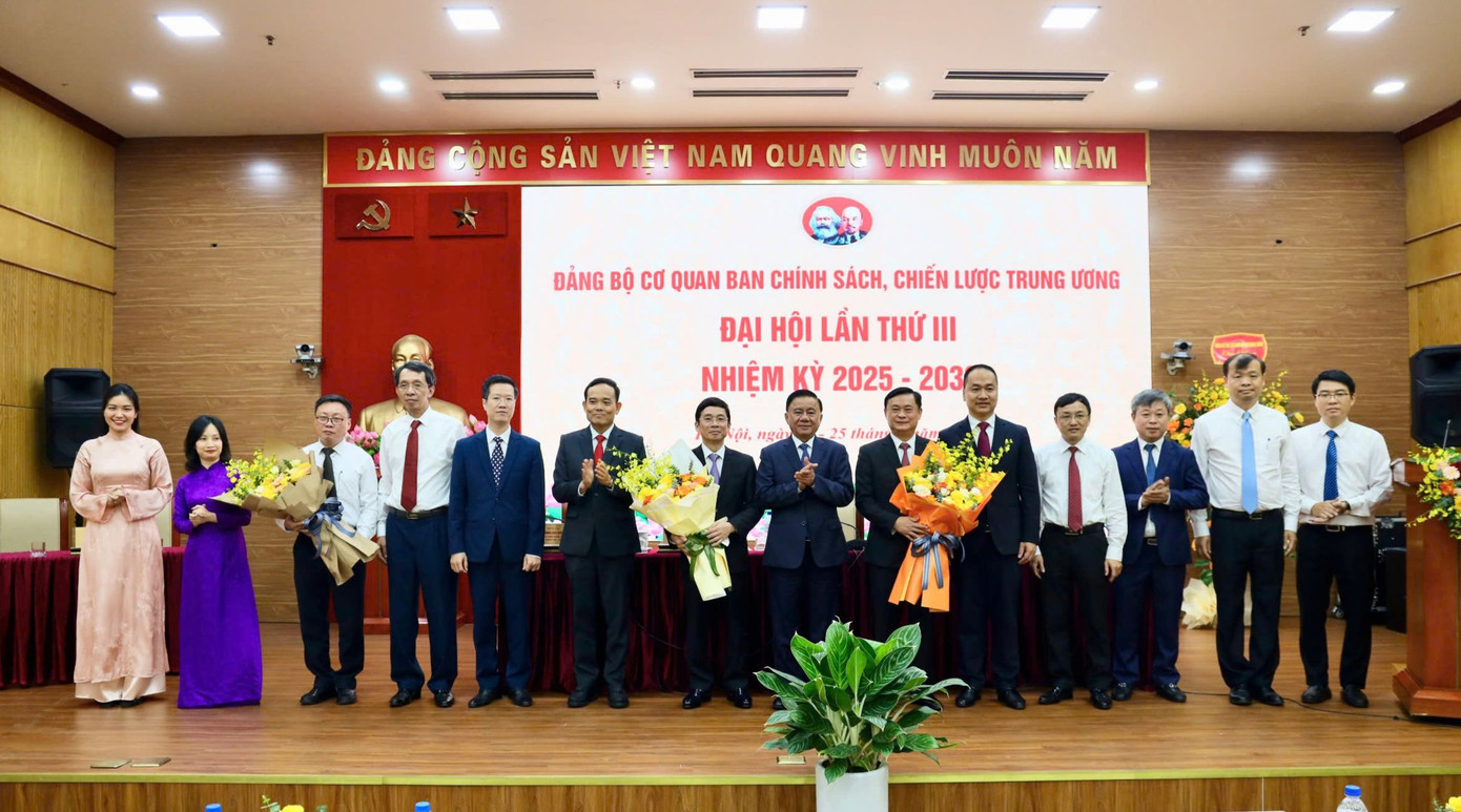 Thường trực Ban Bí thư Trần Cẩm Tú và Trưởng Ban Chính sách, chiến lược Trung ương Trần Lưu Quang tặng hoa chúc mừng Ban Chấp hành Đảng bộ cơ quan Ban Chính sách, Chiến lược Trung ương nhiệm kỳ 2025 - 2030. Ảnh: PV.