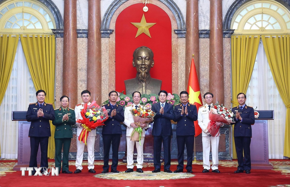 Chủ tịch nước Lương Cường và đại biểu dự hội nghị chúc mừng các cán bộ vừa được bổ nhiệm. Ảnh: TTXVN.