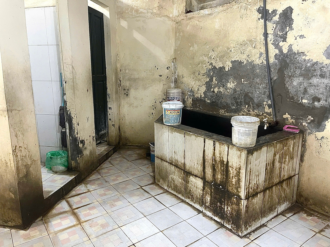 Khu vực bên trong nhà vệ sinh, nhiều nơi bị hoen gỉ, bong tróc, ẩm mốc. Ảnh: Hồng Ngọc.