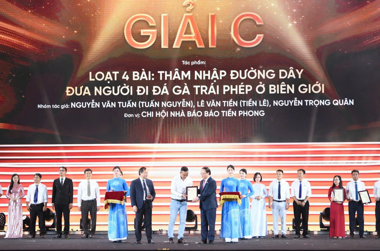 Nhà báo Tiền Lê, đại diện nhóm tác giả báo Tiền Phong nhận Giải C cho loạt bài: “Thâm nhập đường dây đưa người đi đá gà trái phép ở biên giới”. Ảnh: Như Ý. Nhà báo Tiền Lê, đại diện nhóm tác giả báo Tiền Phong nhận Giải C cho loạt bài: “Thâm nhập đường dây đưa người đi đá gà trái phép ở biên giới”. Ảnh: Như Ý.