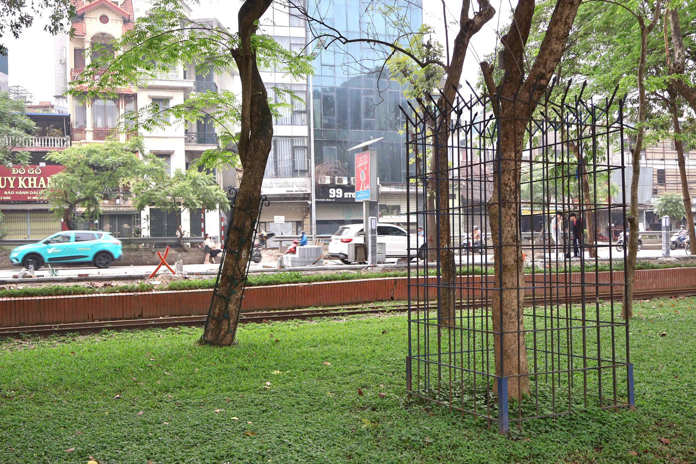 Theo chia sẻ của nhiều người dân quanh khu vực, việc này nhằm bảo vệ những cây quý khi hạ hàng rào công viên.