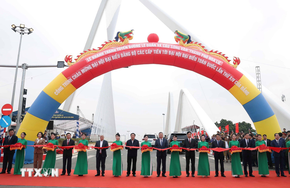 Tổng Bí thư Tô Lâm và đoàn công tác Trung ương thực hiện nghi thức khánh thành tuyến đường Lê Duẩn và cầu sông Vân, thành phố Hoa Lư, tỉnh Ninh Bình. Ảnh: TTXVN.