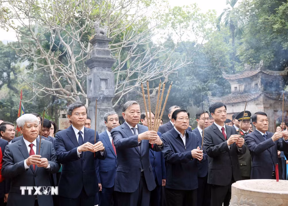 Sáng cùng ngày, tại Khu Di tích Quốc gia đặc biệt Cố đô Hoa Lư, xã Trường Yên, thành phố Hoa Lư, tỉnh Ninh Bình, Tổng Bí thư Tô Lâm và đoàn công tác đã dâng hương tại Đền thờ Vua Đinh Tiên Hoàng và Đền thờ Vua Lê Đại Hành, tưởng nhớ các bậc tiên đế có công với đất nước. Tổng Bí thư và Đoàn công tác cũng đến dâng hương tại Đền thờ Vua Lý Thái Tổ, Vua Trần Nhân Tông và các bậc tiên đế, tiền nhân tại khu vực Đàn Kính Thiên (xã Gia Sinh, huyện Gia Viễn, tỉnh Ninh Bình). Ảnh: TTXVN.