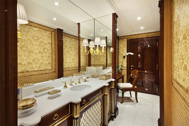 … và 10,5 phòng tắm. … và 10,5 phòng tắm