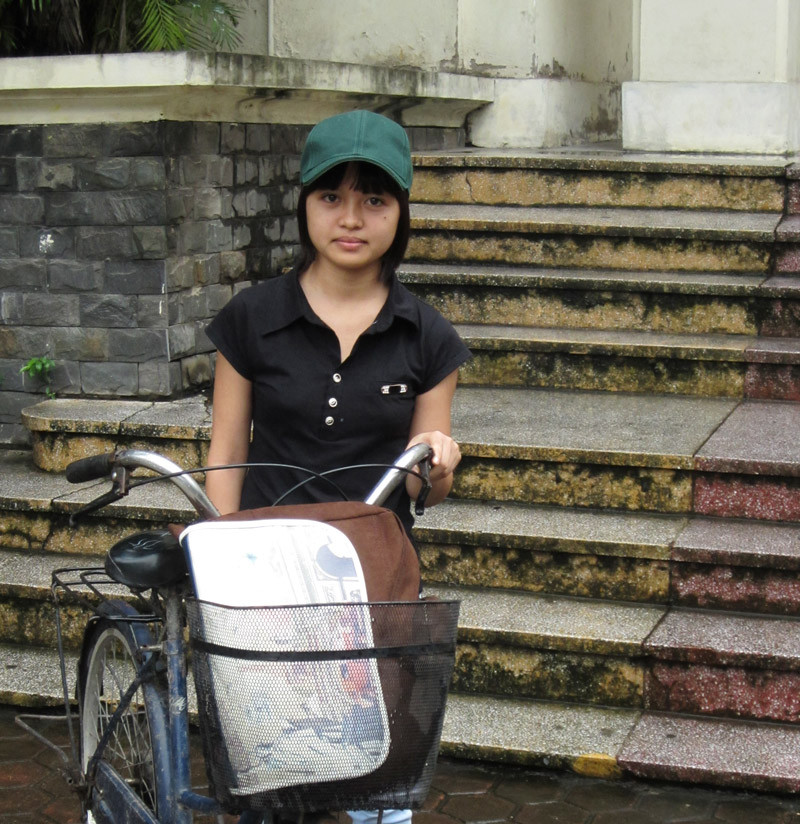 Ảnh: Ngày đầu tiên đến trường của cô học trò nghèo. Ảnh: Thanh Hà