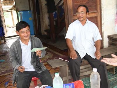 Ông Ko Kẹo (trái) và ông Thoi Kẹo, những người dân khu tái định cư trong dự án HAGL, thuộc bản Hạt Xanh, huyện Xay Set Tha (tỉnh Attapeu) đang giới thiệu chứng nhận học nghề và công cụ hành nghề công nhân cao su với PV báo Tiền Phong và đoàn công tác. Ảnh: Đại Dương. Ông Ko Kẹo (trái) và ông Thoi Kẹo, những người dân khu tái định cư trong dự án HAGL, thuộc bản Hạt Xanh, huyện Xay Set Tha (tỉnh Attapeu) đang giới thiệu chứng nhận học nghề và công cụ hành nghề công nhân cao su với PV báo Tiền Phong và đoàn công tác. Ảnh: Đại Dương