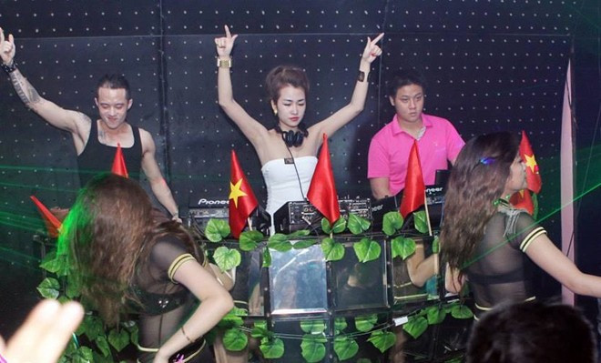 Với kỹ thuật xử lý âm thanh siêu hạng, Trang Moon có thể chơi được nhiều dòng nhạc. Với kỹ thuật xử lý âm thanh siêu hạng, Trang Moon có thể chơi được nhiều dòng nhạc