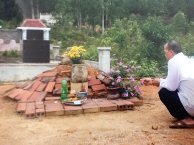 Đặng Toàn Thắng trước mộ bà S. Đặng Toàn Thắng trước mộ bà S
