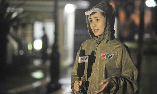 Mai Ngọc tác nghiệp tại Đồ Sơn - Hải Phòng vào khuya ngày 10/11. 